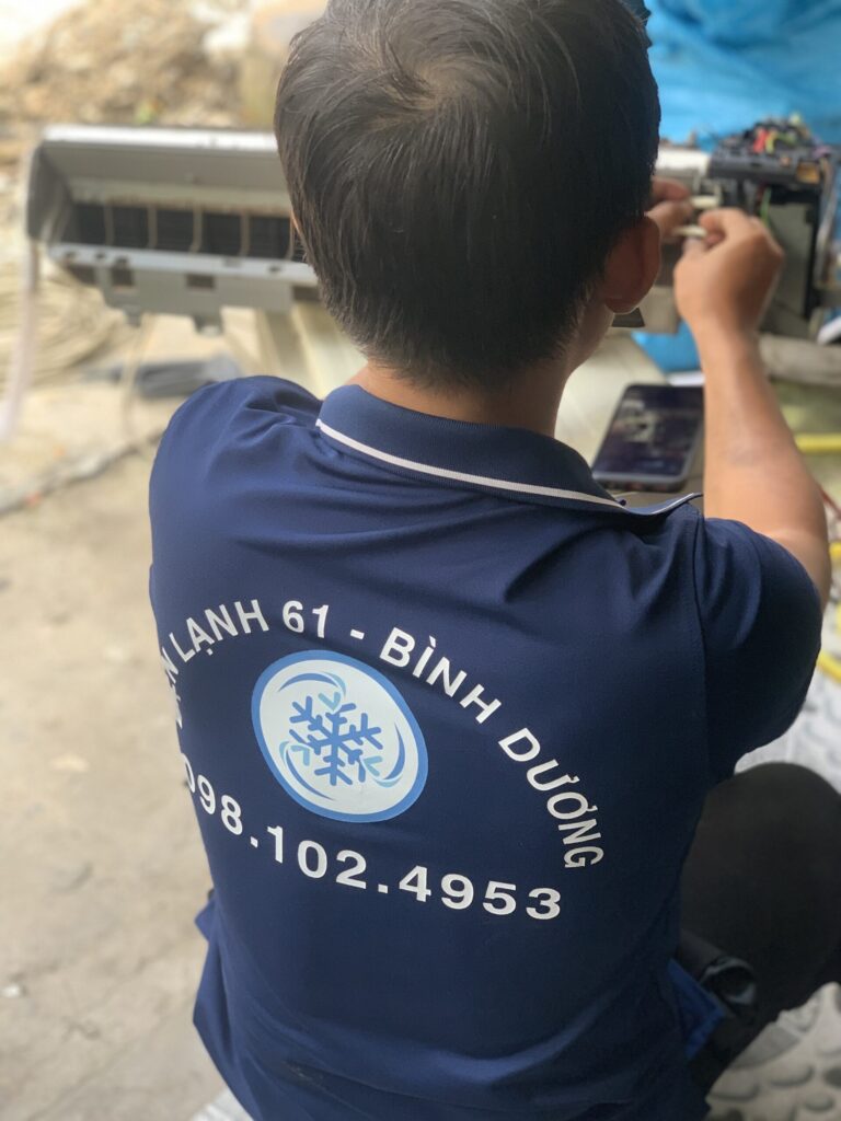 Thợ sửa máy lạnh Điện Lạnh 61 đang kiểm tra tụ đề điều hòa tại KDC Đông Chiêu Tân Đông Hiệp.