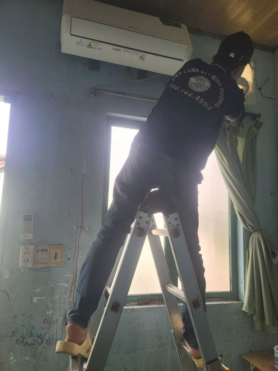 Thợ sửa máy lạnh Lái Thiêu đang kiểm tra dàn lạnh tại nhà.