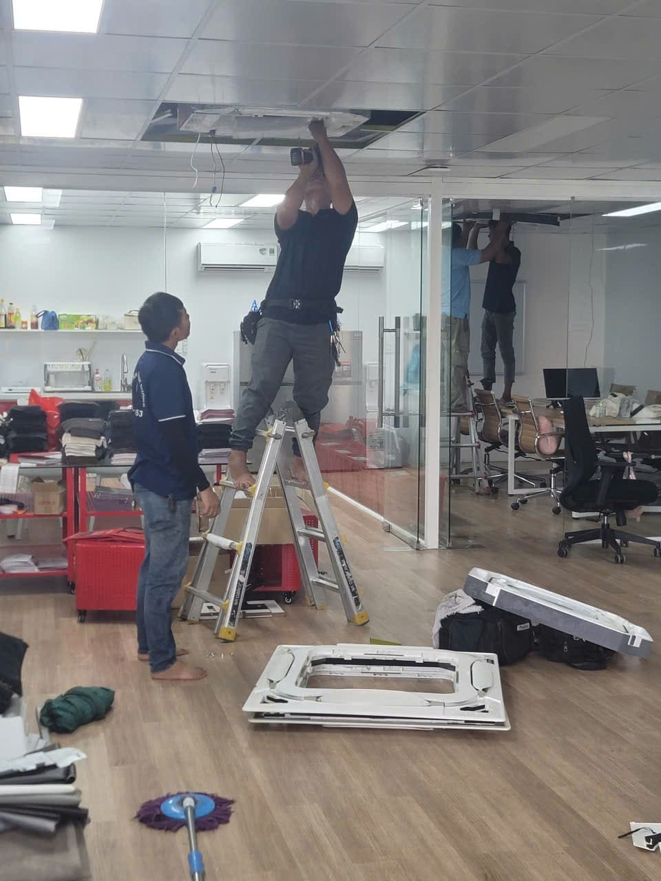 Tho-sua-may-lanh-tai-nha-phuong-Tan-Dong-Hiep-Di-An-dang-kiem-tra-dan-lanh Thợ sửa máy lạnh tại nhà phường Tân Đông Hiệp, Dĩ An đang kiểm tra dàn lạnh.