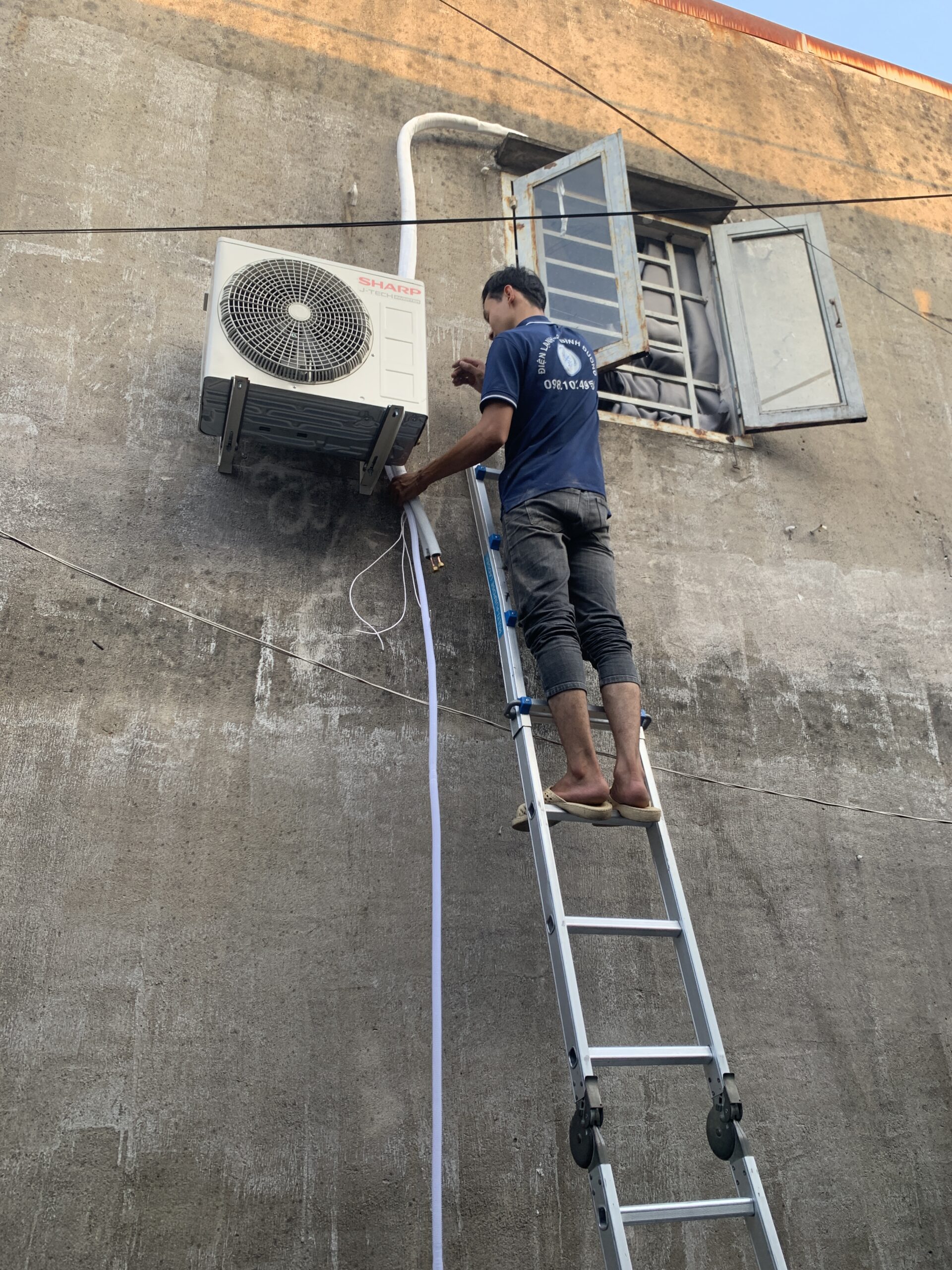 Tho-sua-may-lanh-tai-phuong-Dong-Hoa-Di-An-dang-kiem-tra-nguyen-nhan-may-khong-lanh Thợ sửa máy lạnh tại phường Đông Hòa Dĩ An đang kiểm tra nguyên nhân máy không lạnh