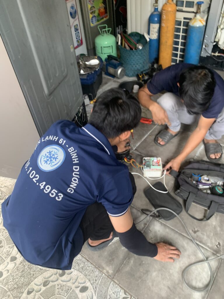 Thợ sửa tủ lạnh Tân Đông Hiệp đang kiểm tra tủ tại nhà khách hàng