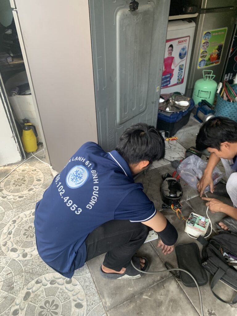 Thợ sửa tủ lạnh tại nhà Lái Thiêu đang kiểm tra tủ Samsung Inverter