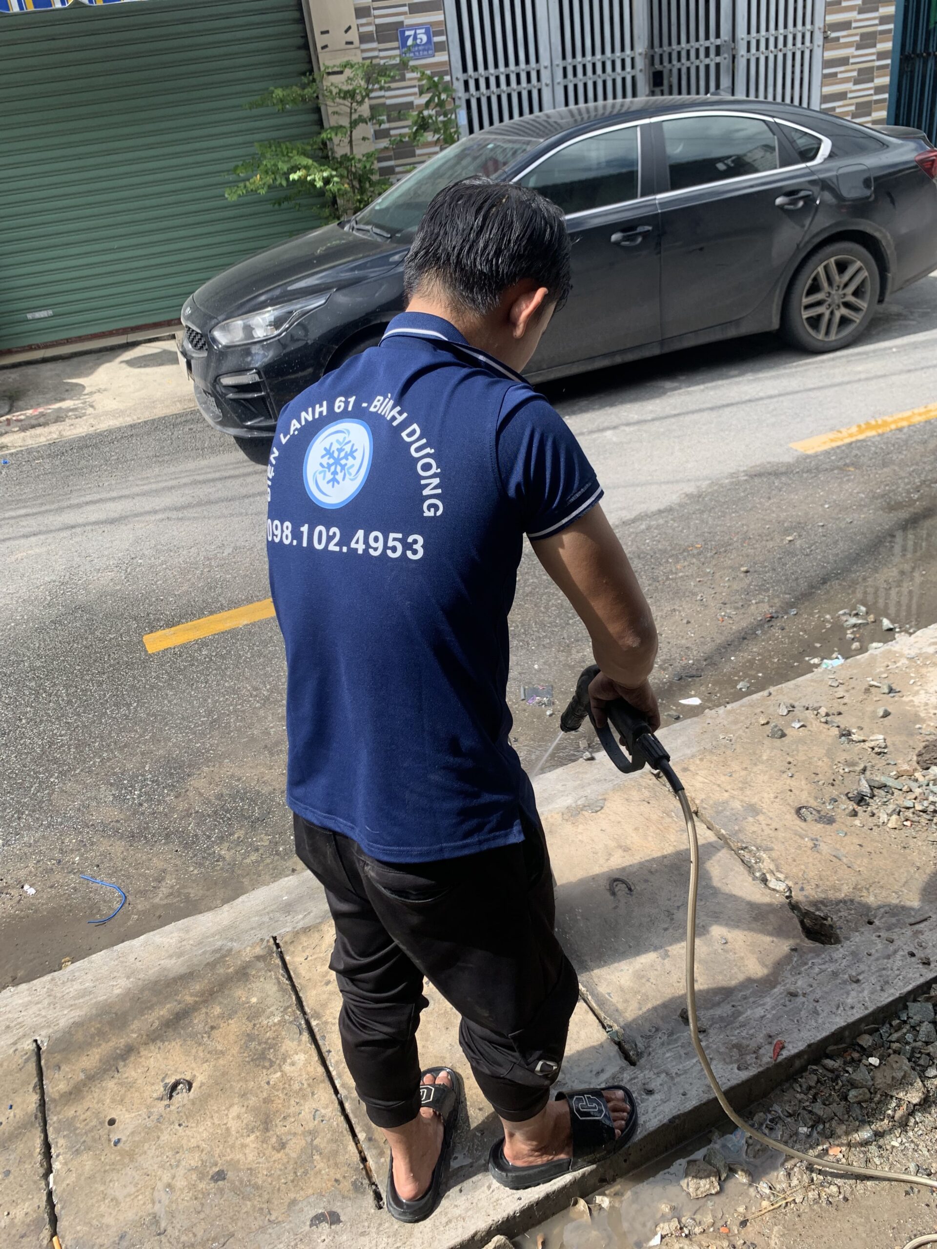 Vệ sinh cánh quạt và bộ tản nhiệt máy lạnh cho hiệu năng tốt hơn