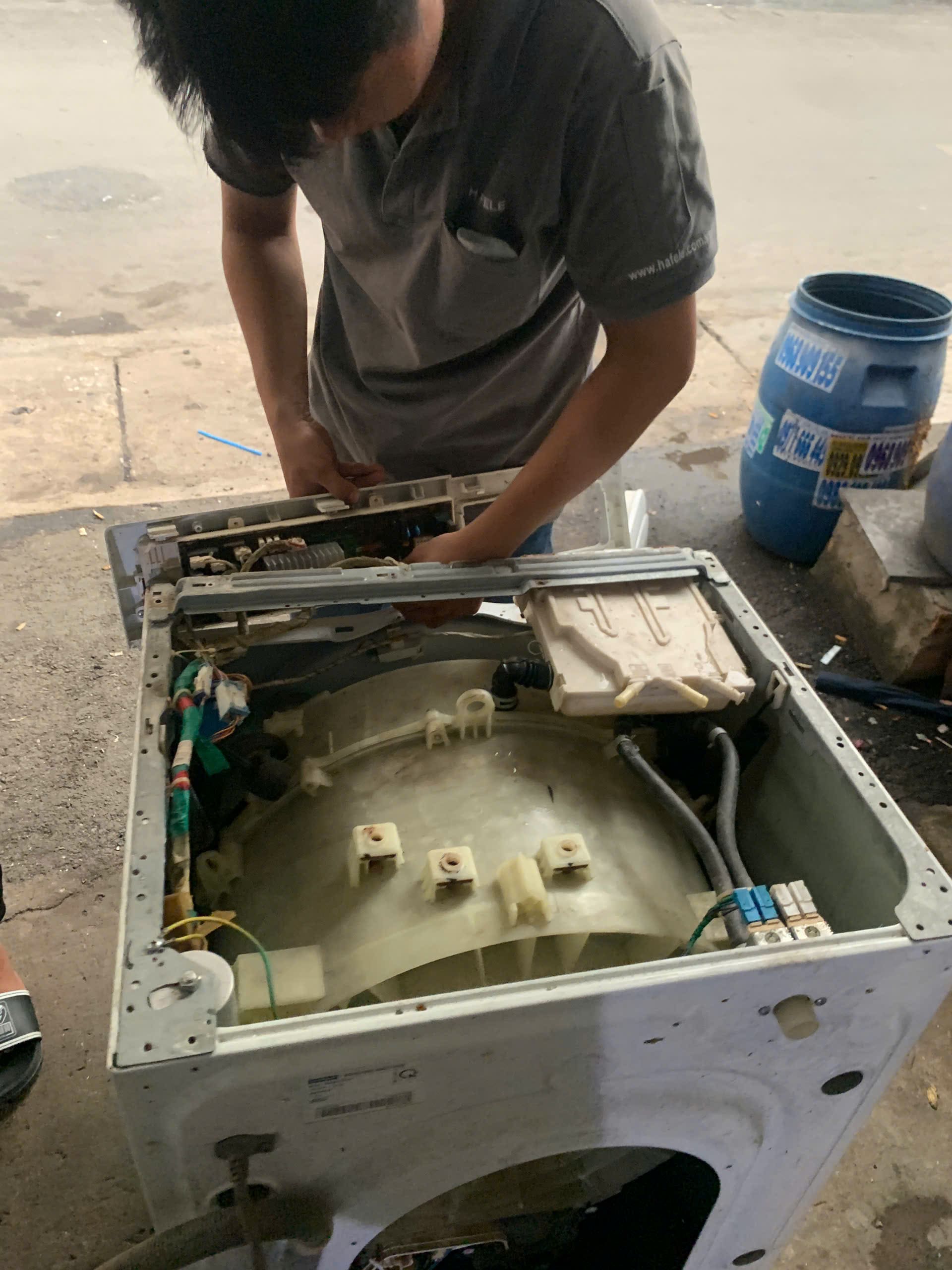 Kiểm tra bảo dưỡng và tra dầu mỡ cho trục máy giặt giúp máy vận hành êm ái