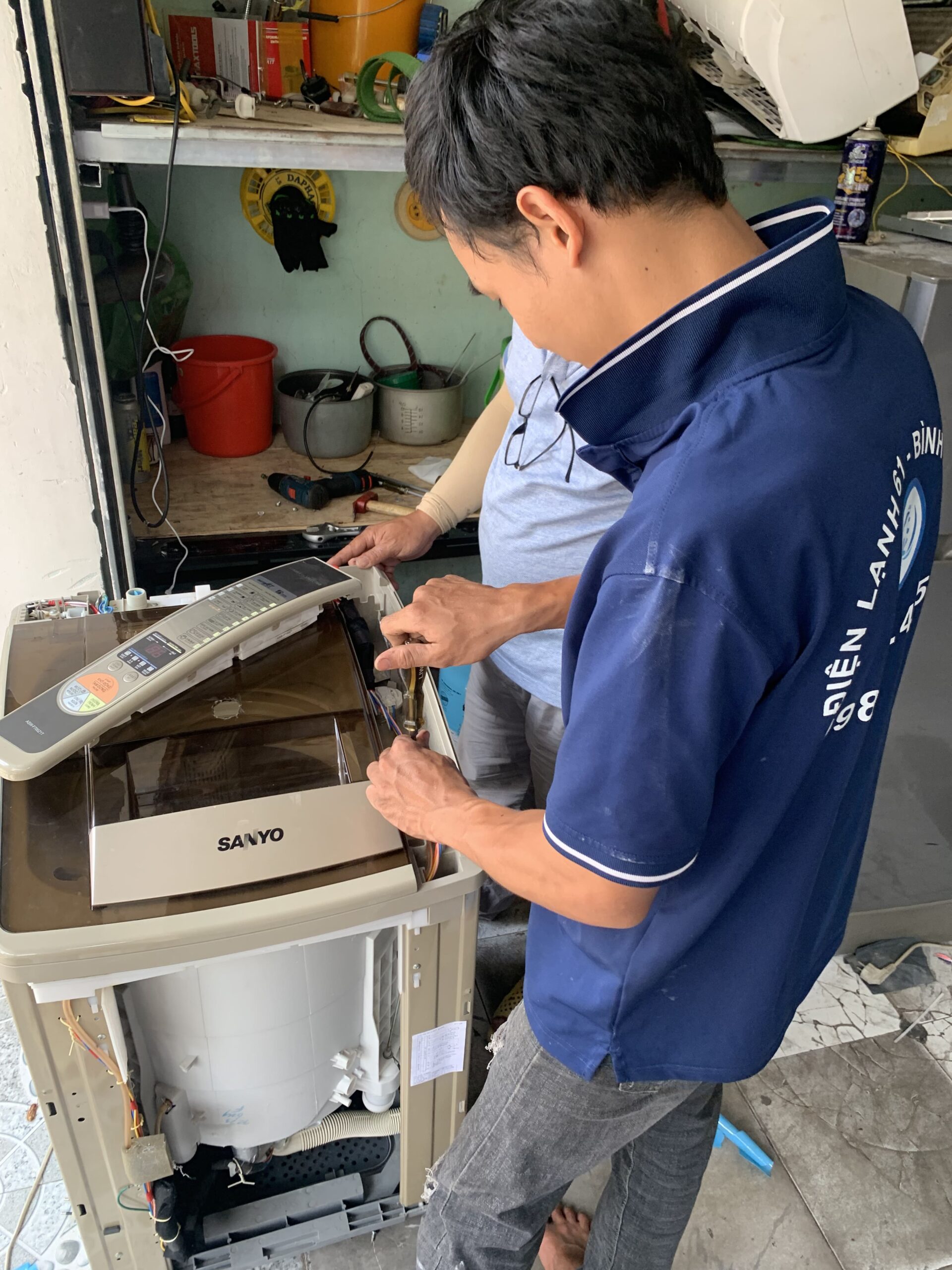 Đội ngũ kỹ thuật viên Điện Lạnh 61 đang kiểm tra lỗi máy giặt cho khách tại Đông Hòa