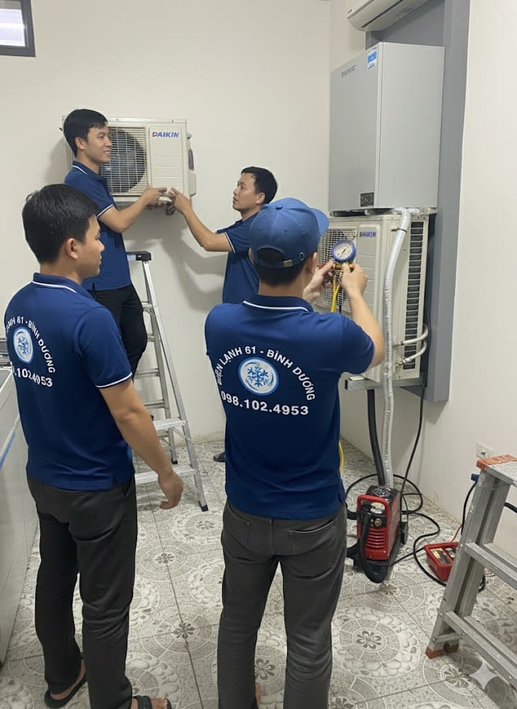 Hậu quả của việc lắp máy lạnh sai kỹ thuật bị chảy nước trong phòng.