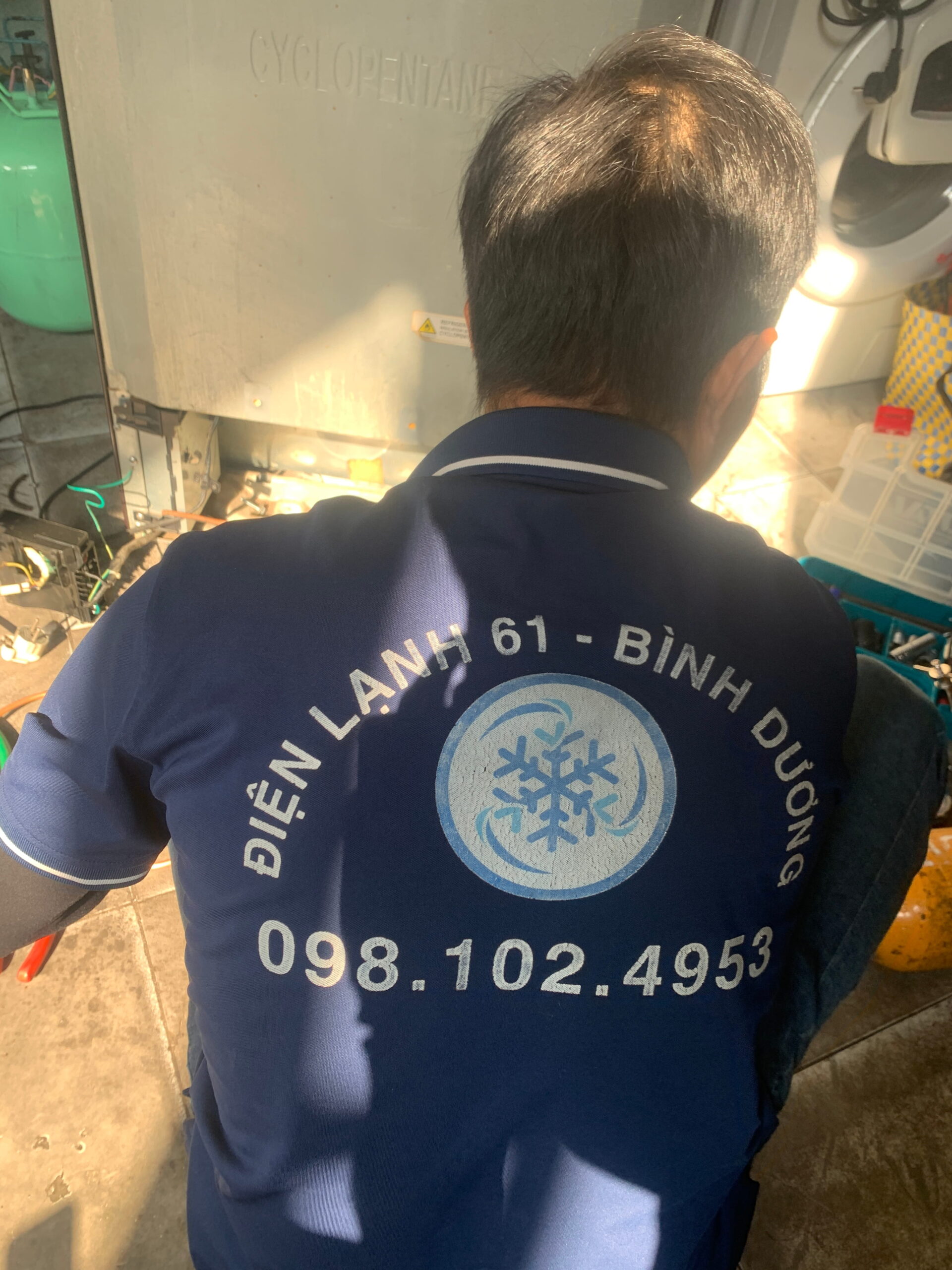 ky-thuat-vien-dien-lanh-61-dang-sua-tu-lanh-cho-khach-hang-tai-nha Kỹ thuật viên đang làm gas tủ lạnh tại lái Thiêu