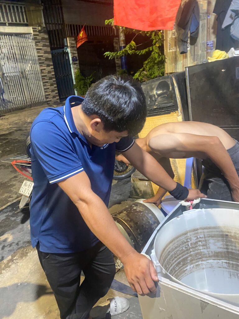Kỹ thuật viên vệ sinh máy giặt tại Đông Hòa – Điện Lạnh 61