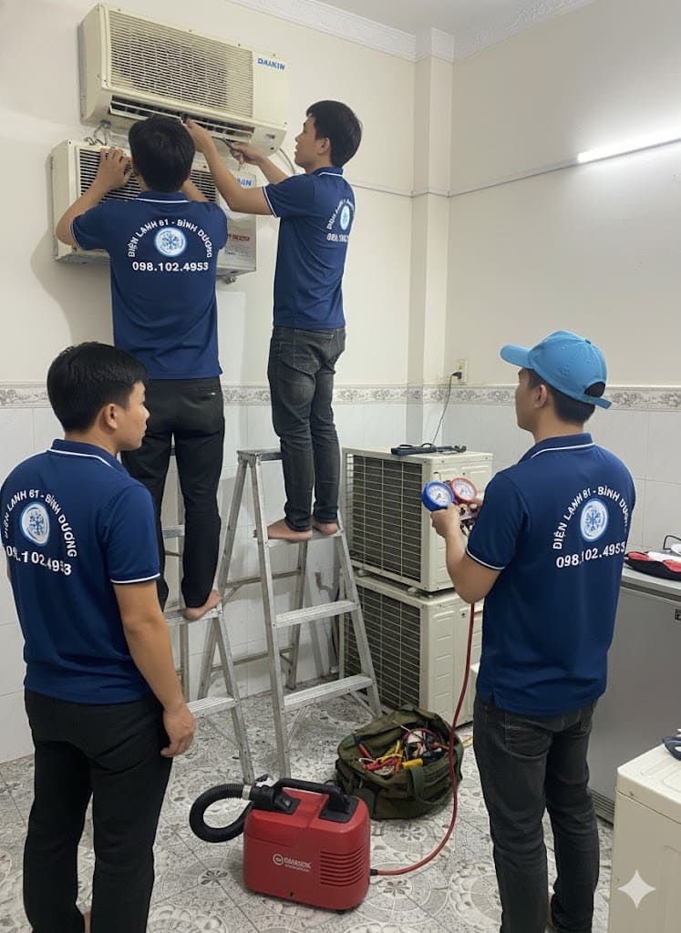 Kỹ thuật viên sử dụng máy hút chân không khi lắp đặt máy lạnh tại Lái Thiêu