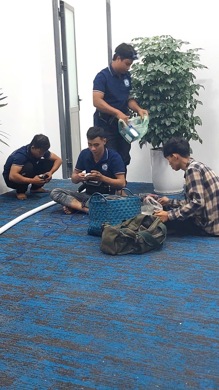 Thợ sửa máy lạnh Tân Đông Hiệp uy tín đang kiểm tra dàn lạnh.