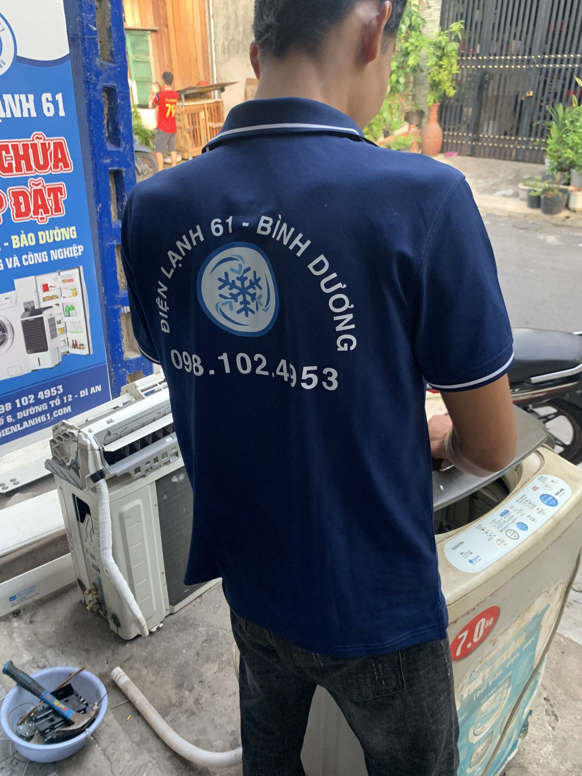 Quy trình tháo rời lồng giặt để xịt rửa từng chi tiết bên trong đảm bảo sạch 100%