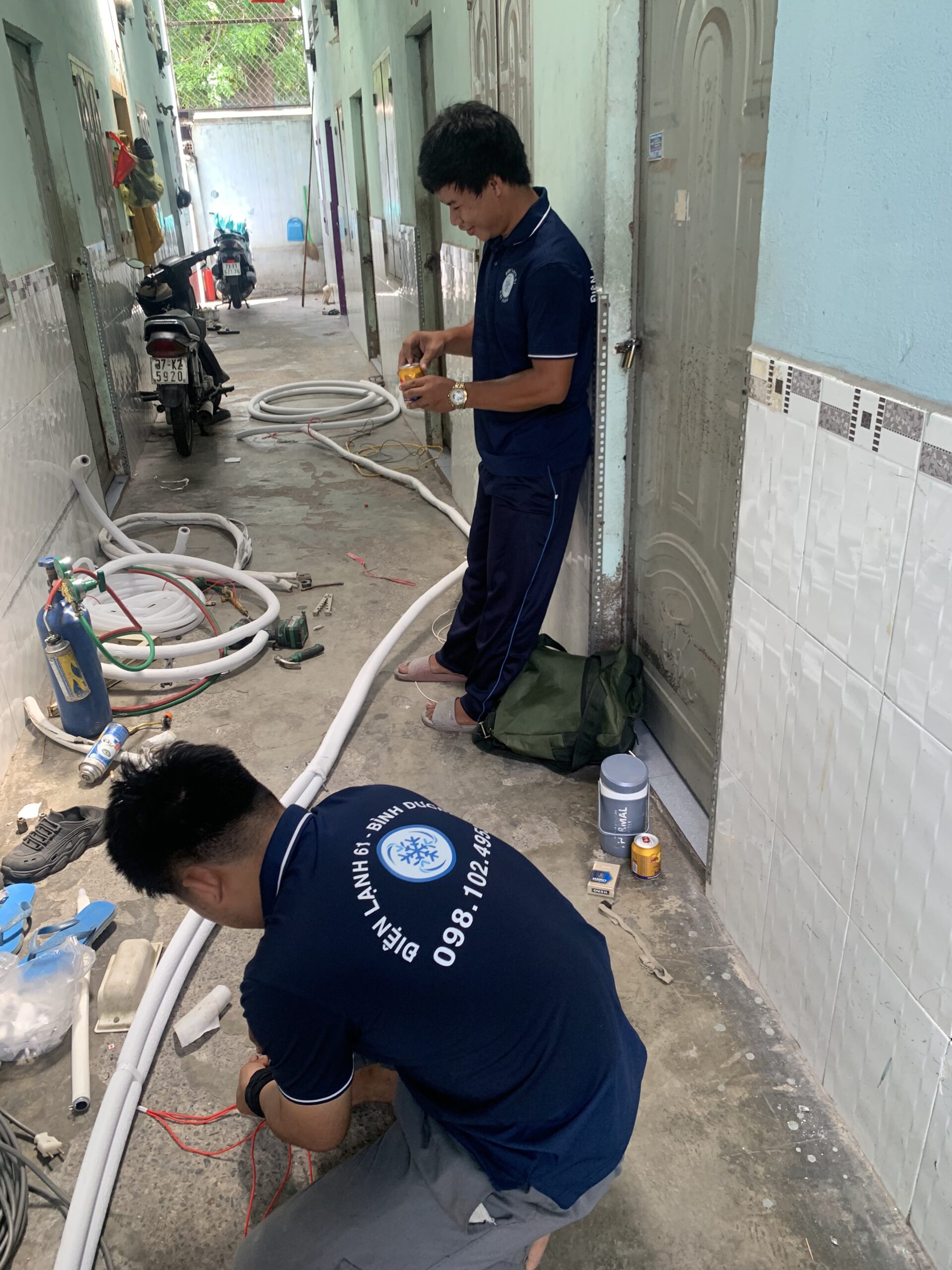 tho-dien-lanh-61-thao-lap-may-lanh-dong-hoa Kỹ thuật viên Điện Lạnh 61 đang thực hiện dịch vụ tháo lắp máy lạnh chuyên nghiệp tại Đông Hòa, Dĩ An