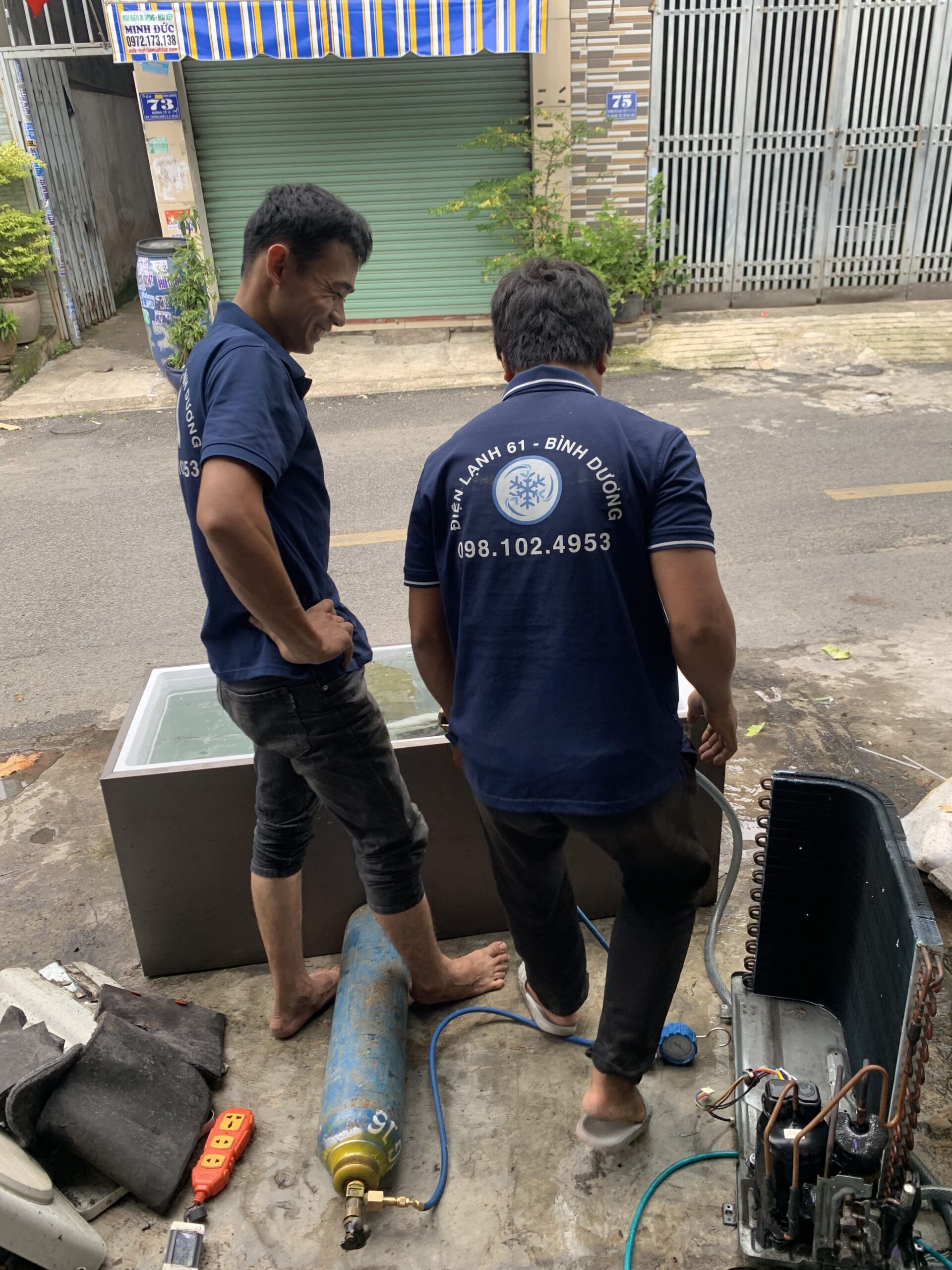 Thợ sửa máy lạnh Tân Đông Hiệp Dĩ An đang kiểm tra gas.