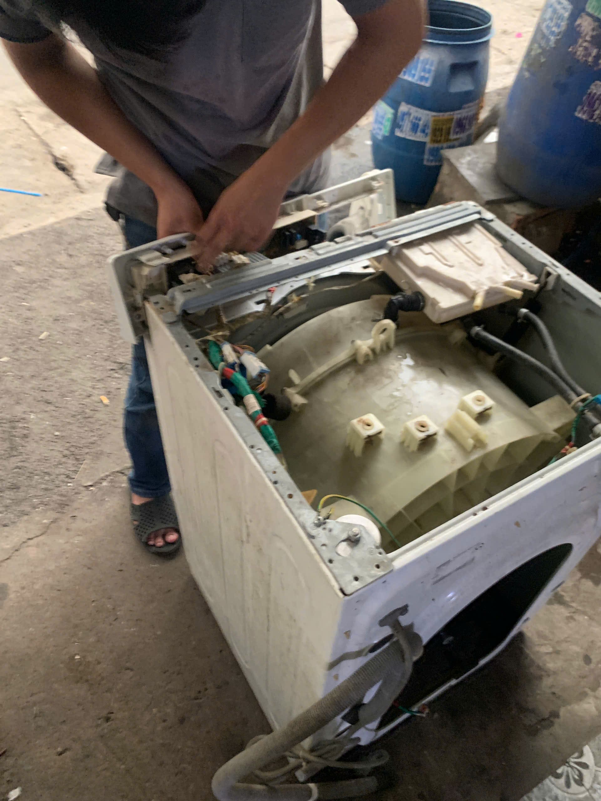 Kỹ thuật viên Điện Lạnh 61 tháo lồng vệ sinh máy giặt cửa ngang Electrolux tại Thuận An