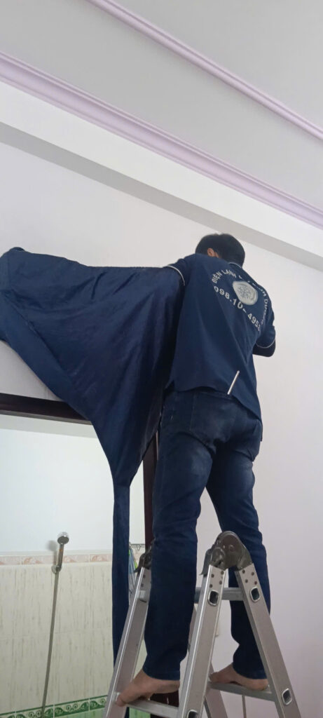 Thợ của Điện Lạnh 61 đang vệ sinh dàn lạnh tại Lái Thiêu Thuận An