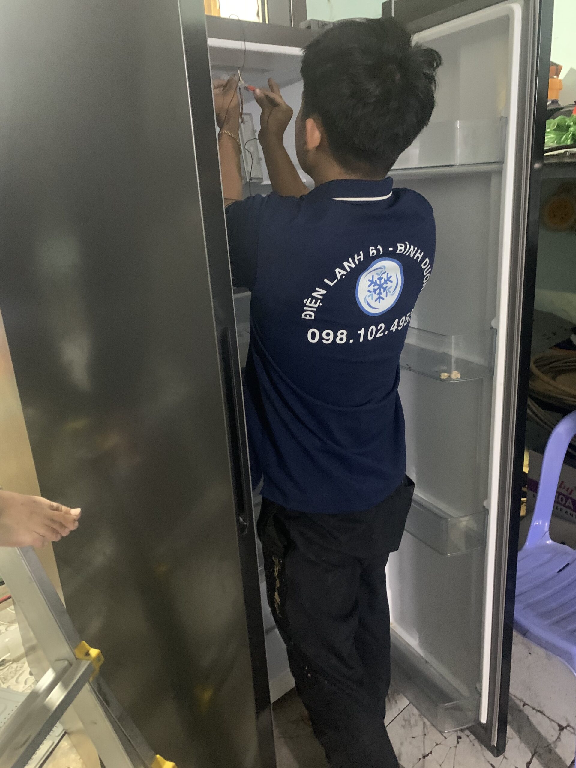Chuyên viên Điện lạnh 61 có kinh nghiệm sửa bo mạch tủ lạnh Inverter tại khu vực Tam Bình.