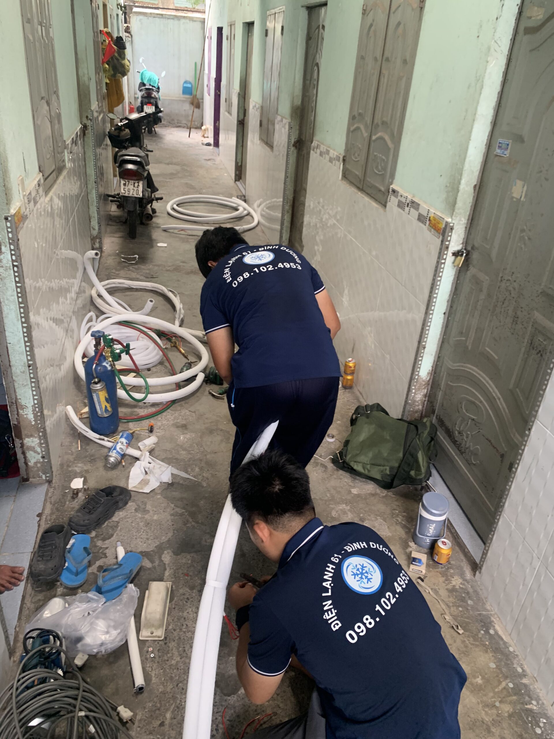 Cuộn ống đồng và dây điện gọn gàng để chuẩn bị di dời máy lạnh tại An Phú.