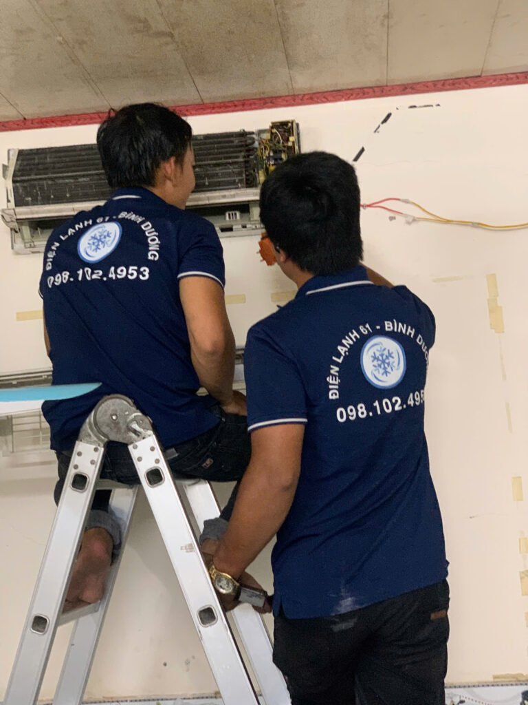 Di dời máy lạnh cho khách hàng tại Thuận Giao