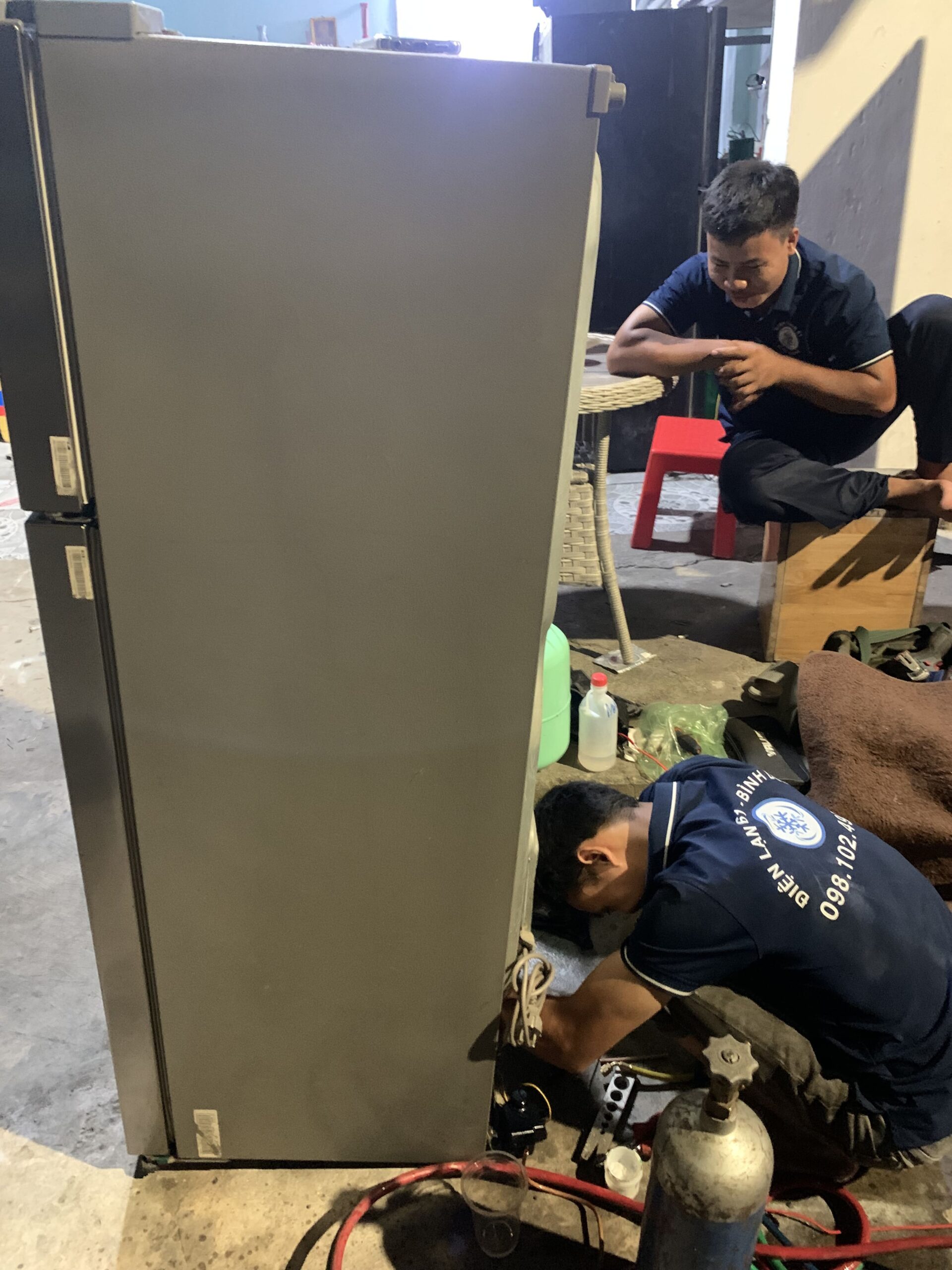Dịch vụ nạp gas tủ lạnh tại nhà ở Phú Lợi của Điện lạnh 61, đảm bảo đúng kỹ thuật và an toàn.