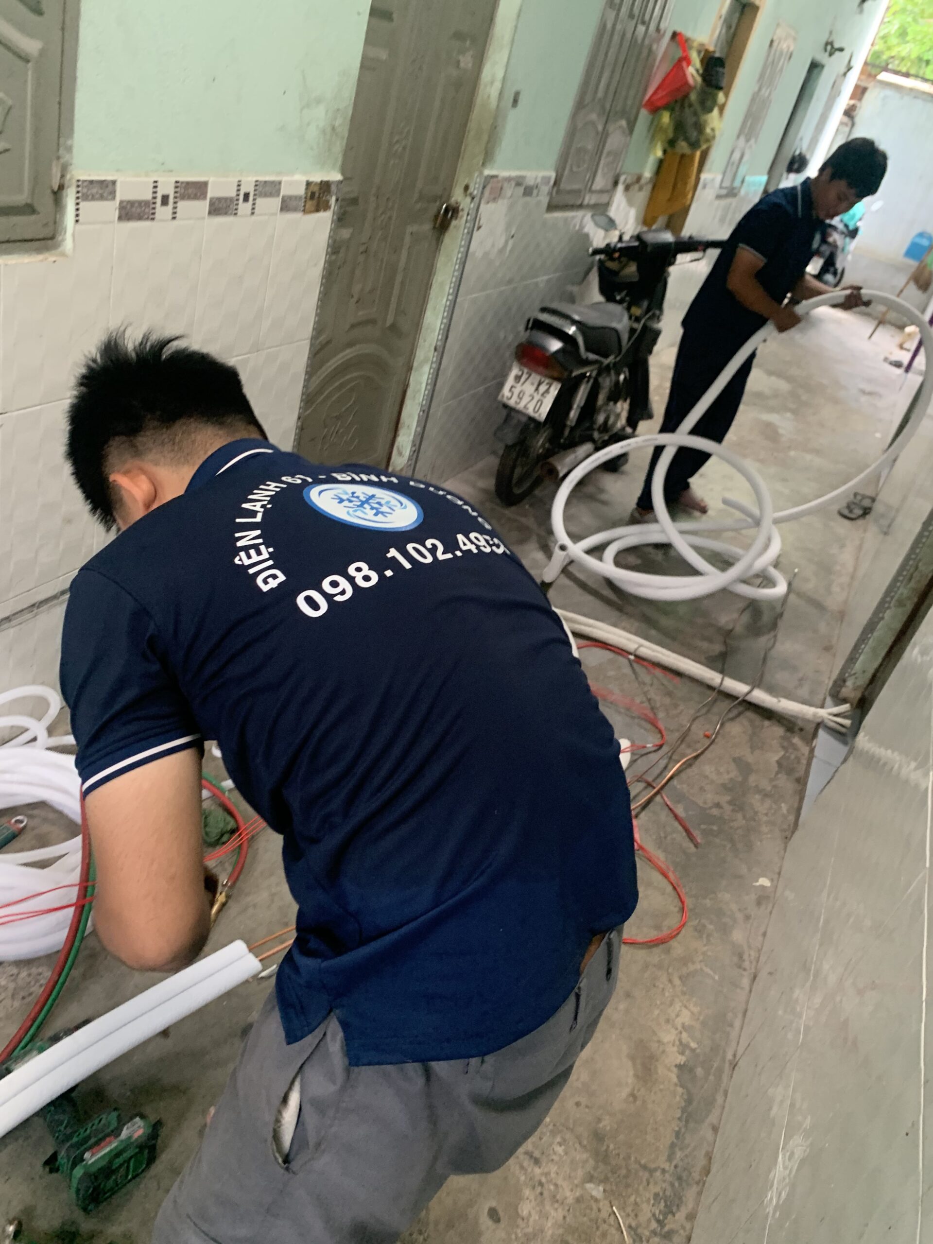 Dịch vụ tháo lắp máy lạnh Linh Xuân chuyên nghiệp, thực hiện bởi thợ lành nghề