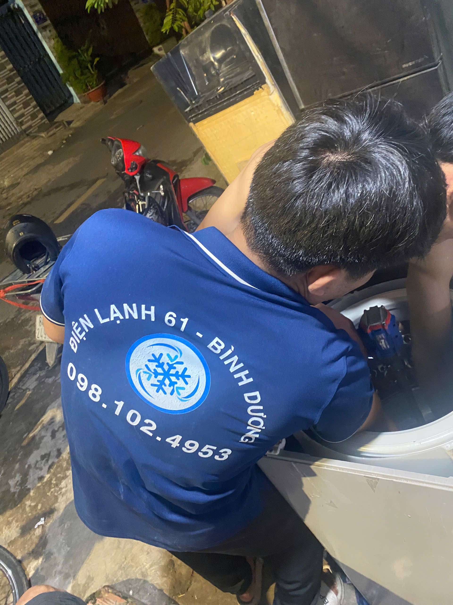 Dich-vu-ve-sinh-may-giat-cua-truoc-long-ngang-chuyen-nghiep-tai-An-Phu Dịch vụ vệ sinh máy giặt cửa trước (lồng ngang) chuyên nghiệp tại An Phú