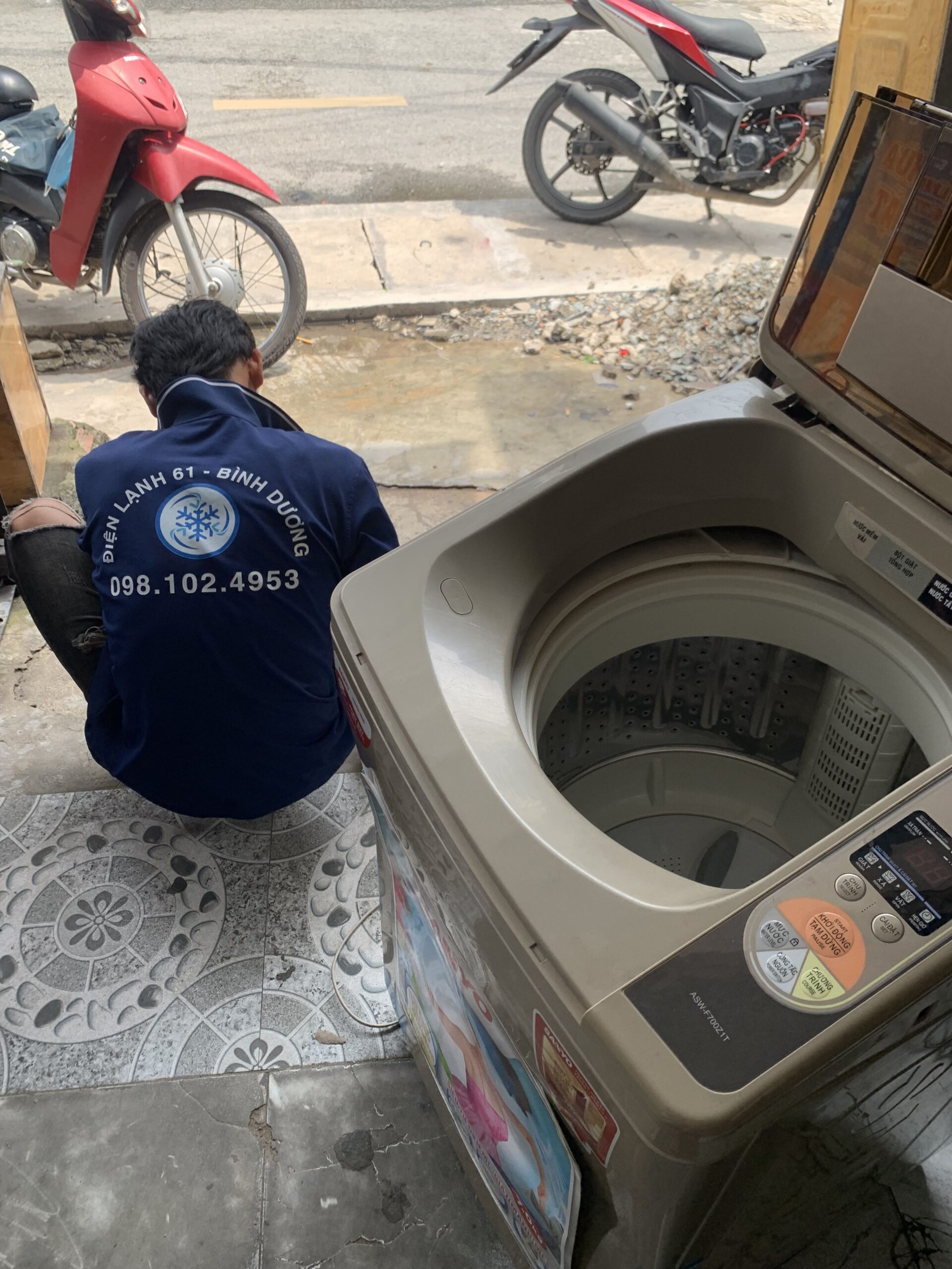 Dich-vu-ve-sinh-may-giat-tai-nha-o-Thu-Duc-cua-Dien-Lanh-61 Dịch vụ vệ sinh máy giặt tại nhà ở Thủ Đức của Điện Lạnh 61.