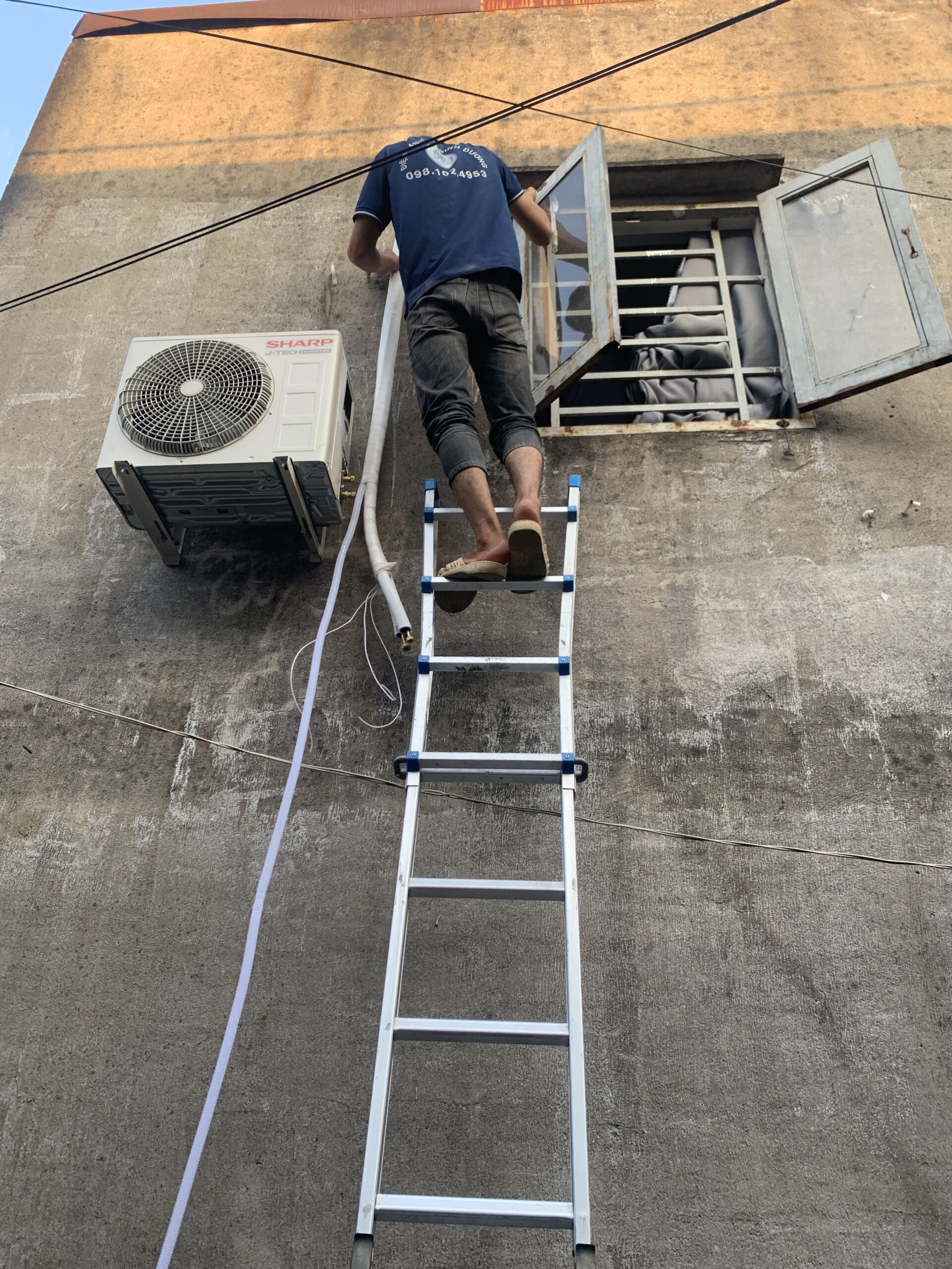 Dịch vụ vệ sinh máy lạnh Bình Hòa hỗ trợ đo áp suất gas miễn phí bằng đồng hồ chuyên dụng.