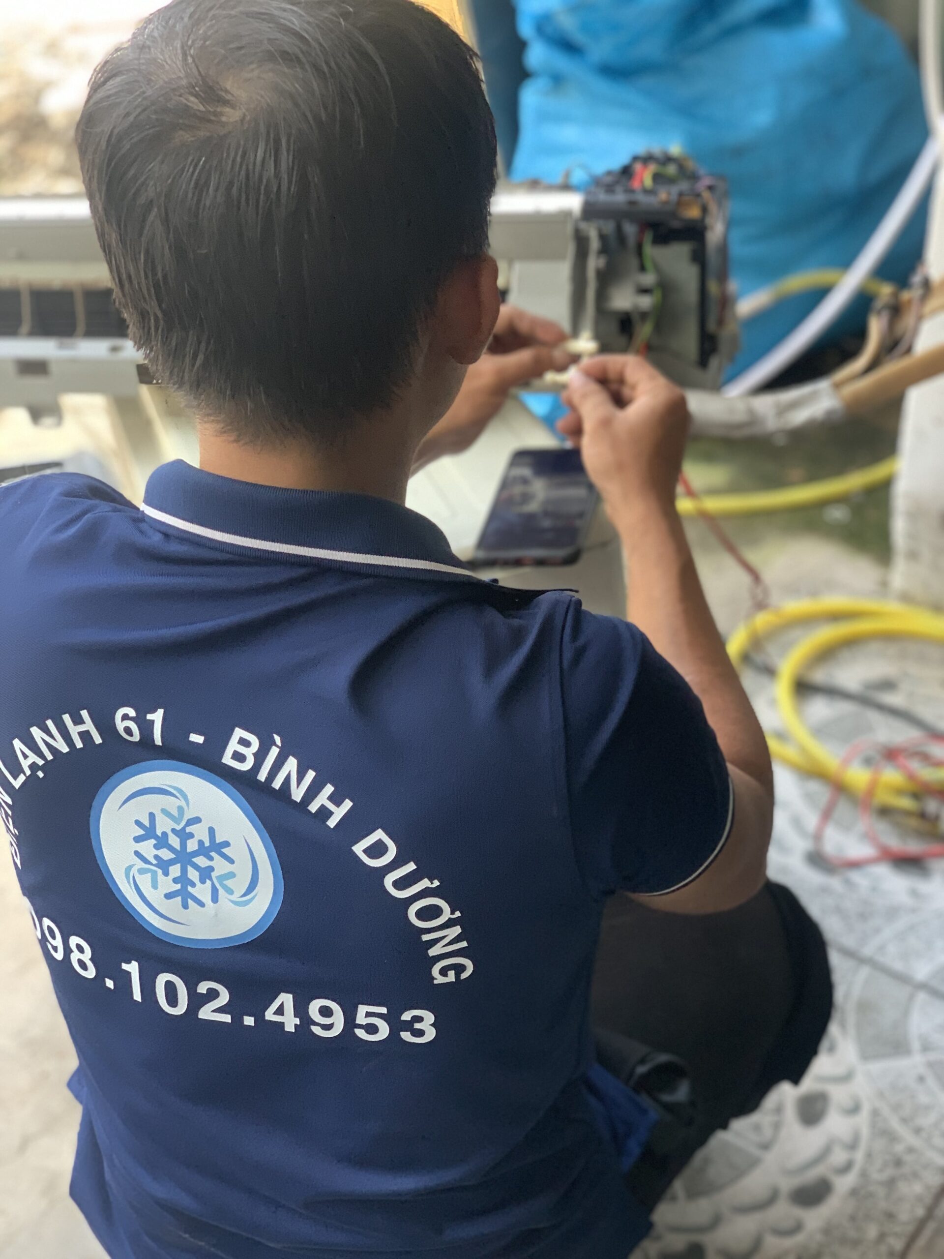 Dịch vụ vệ sinh máy lạnh Linh Xuân chuyên nghiệp, làm sạch cả dàn nóng và dàn lạnh