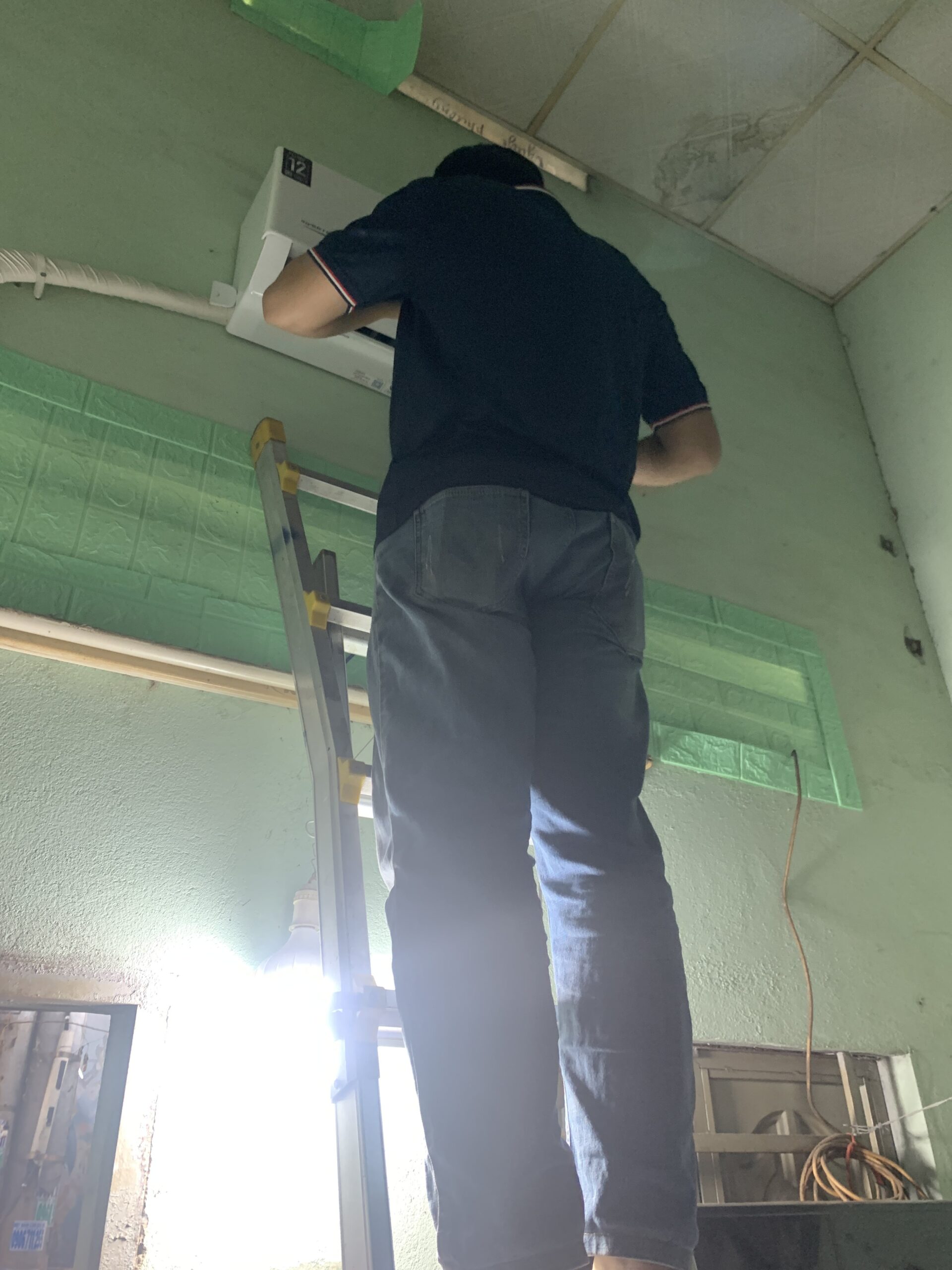 Dich-vu-ve-sinh-may-lanh-Phu-Loi-chuyen-nghiep-tho-dang-lam-sach-can-ban-tai-nha Dịch vụ vệ sinh máy lạnh Phú Lợi chuyên nghiệp, thợ đang làm sạch cặn bẩn tại nhà