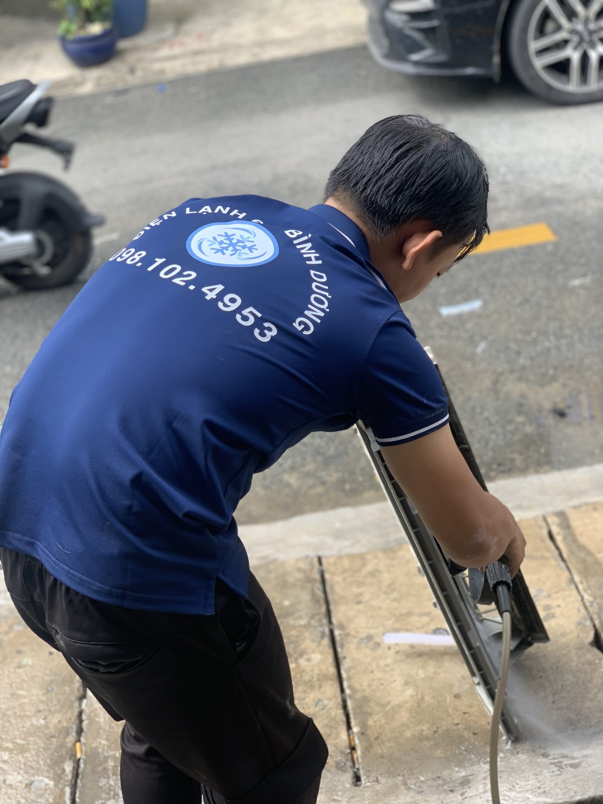 Dịch vụ vệ sinh máy lạnh Thủ Đức chuyên nghiệp, làm sạch sâu cả dàn nóng và dàn lạnh.