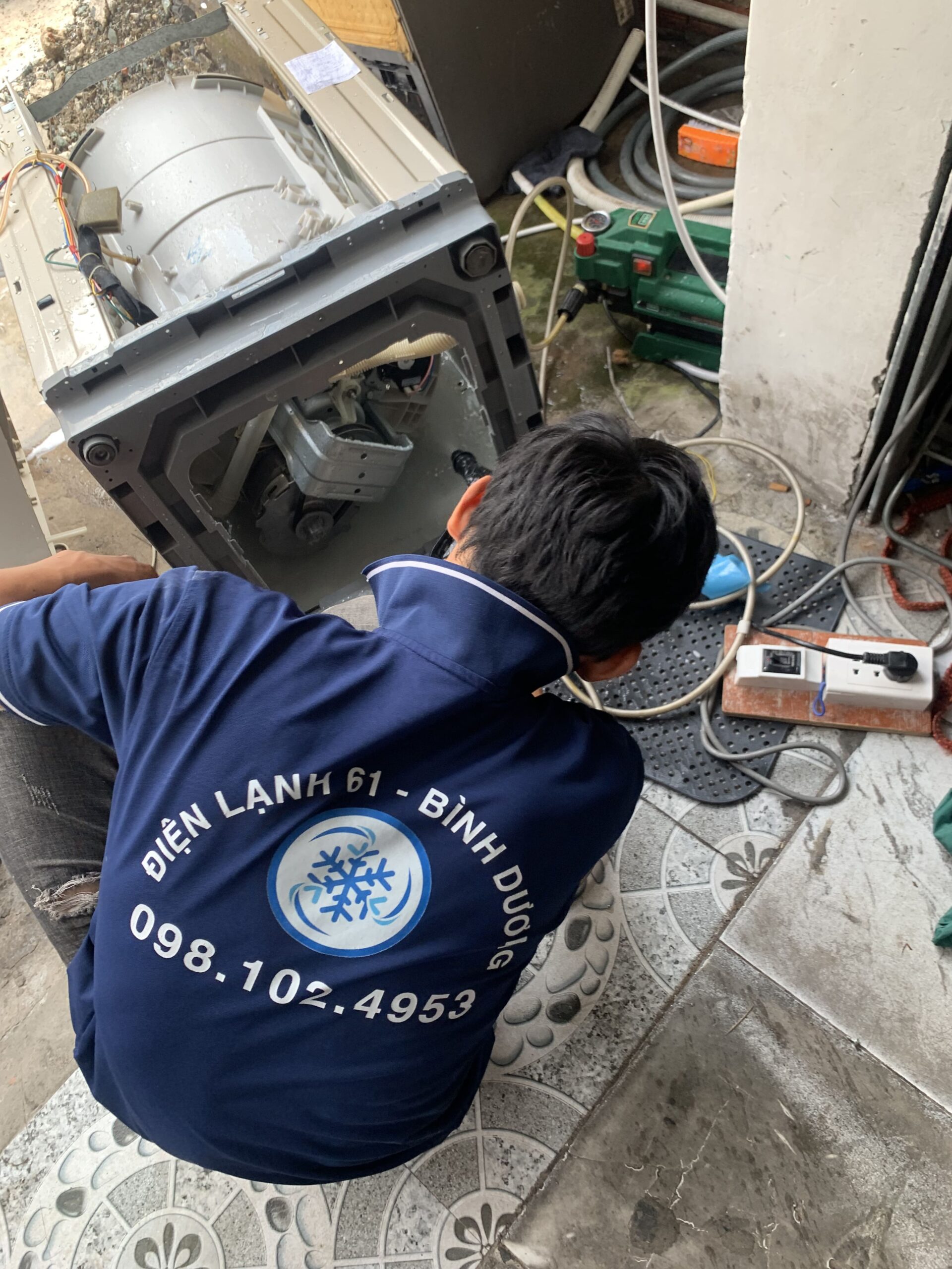Điện Lạnh 61 chuyên vệ sinh máy giặt cửa trên tại khu vực Linh Xuân.