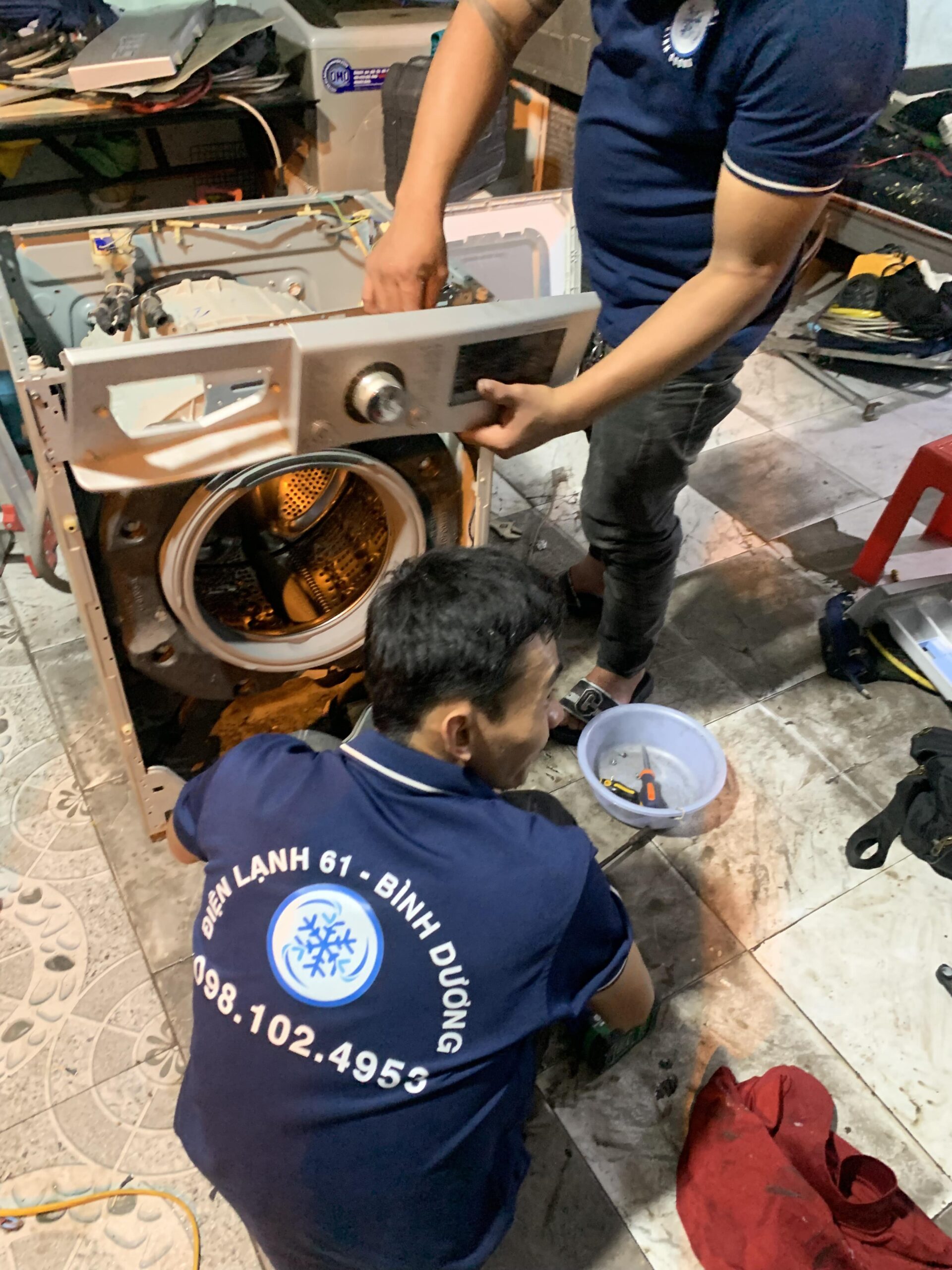 Điện Lạnh 61 vệ sinh máy giặt lồng ngang có sấy tại Thuận Giao, tối ưu tiết kiệm điện