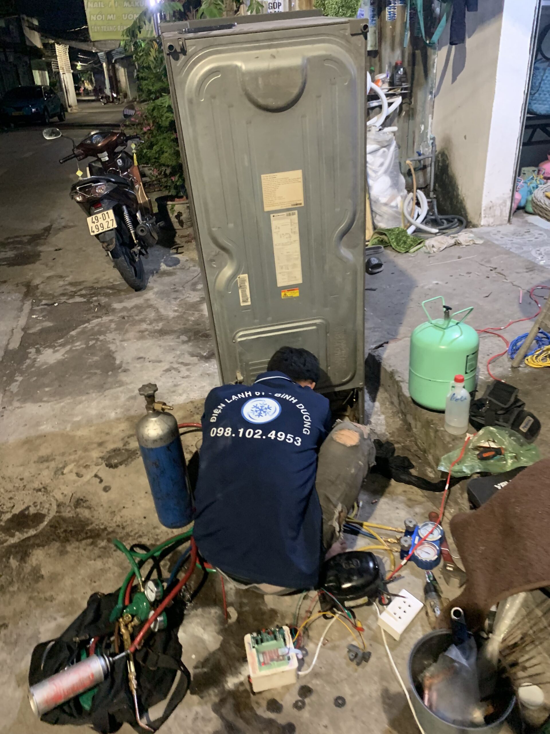 Điện lạnh 61 sử dụng đầy đủ dụng cụ chuyên nghiệp để sửa tủ lạnh tại Tam Bình hiệu quả, chính xác.
