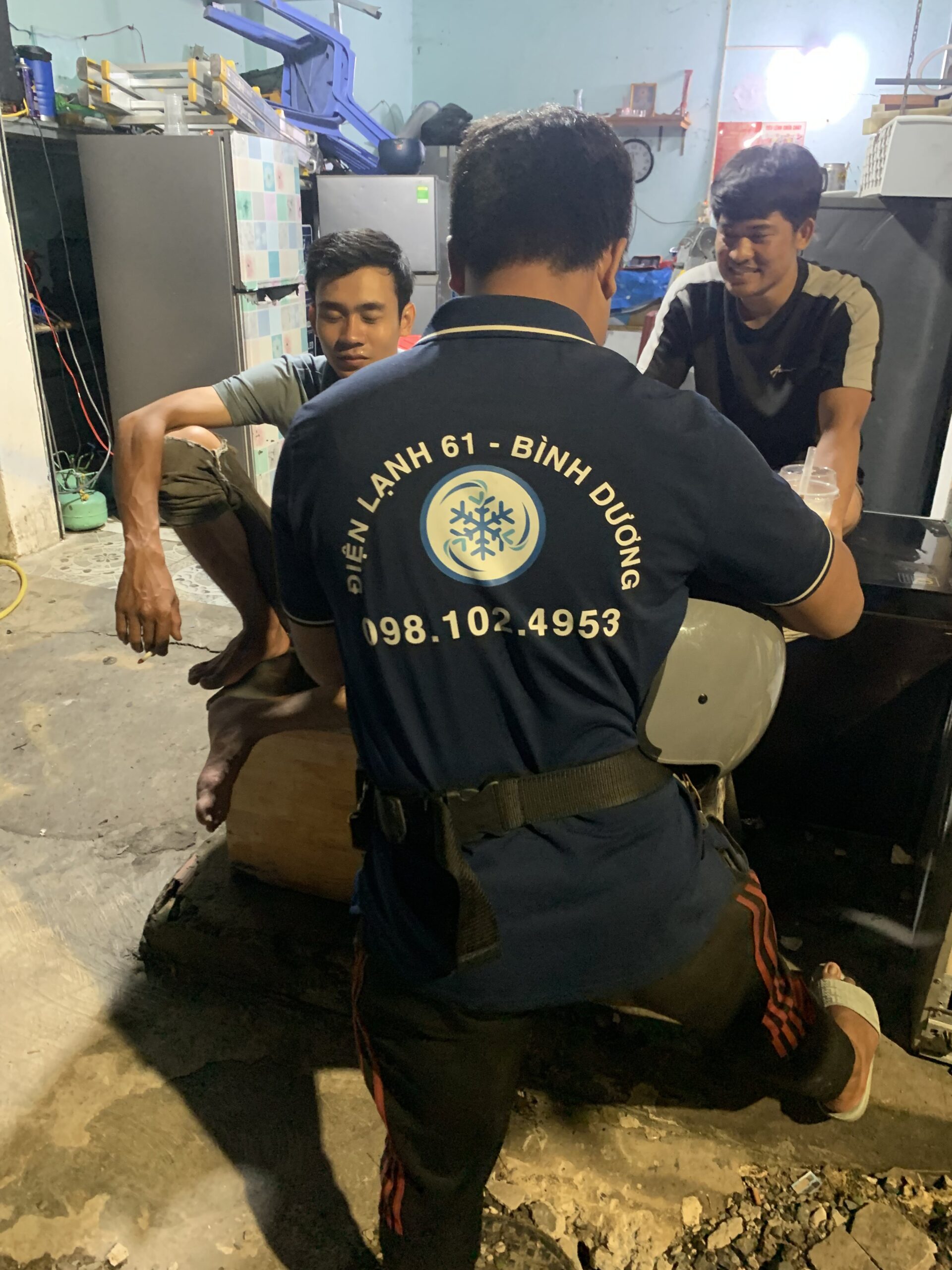 Doi-ngu-ky-thuat-vien-Dien-Lanh-61-duoc-dao-tao-bai-ban-de-phuc-vu-khach-hang-tai-Binh-Duong Đội ngũ kỹ thuật viên Điện Lạnh 61, được đào tạo bài bản để phục vụ khách hàng tại Bình Dương.