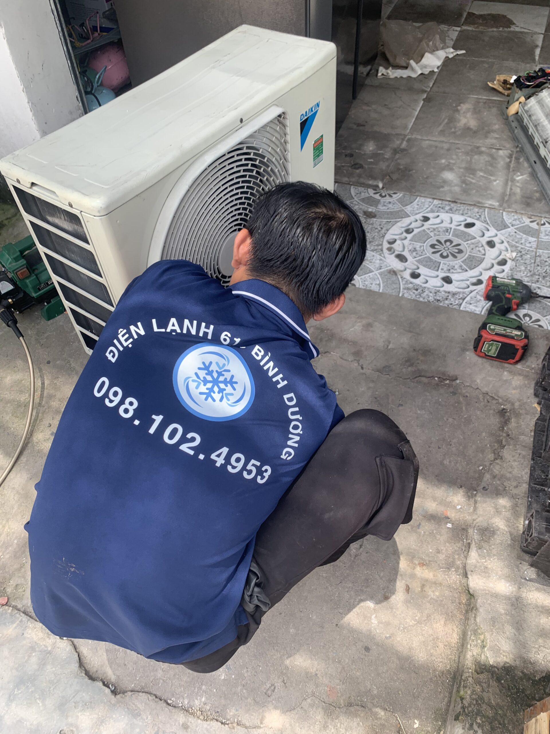 Đội ngũ kỹ thuật viên của Điện lạnh 61 luôn sẵn sàng phục vụ sửa máy lạnh tại nhà ở khu vực Bình Hòa