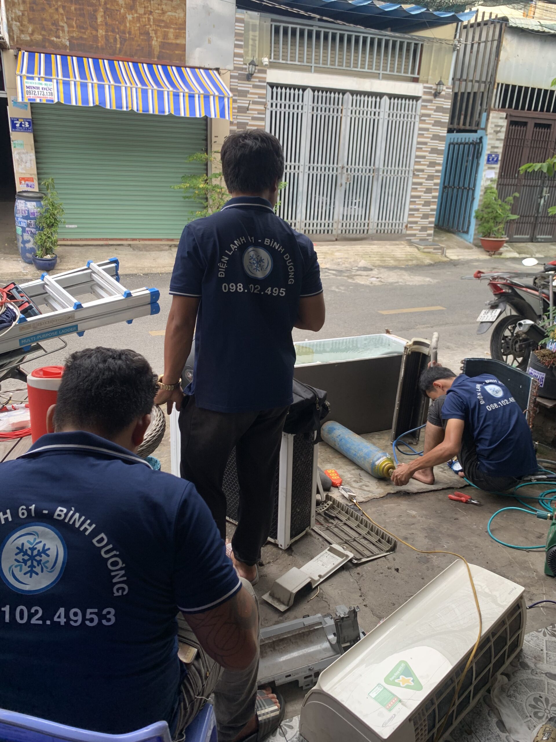 Đội ngũ thợ Điện Lạnh 61 chuẩn bị đồ nghề xuất phát đi vệ sinh máy lạnh ở khu vực Bình Hòa.
