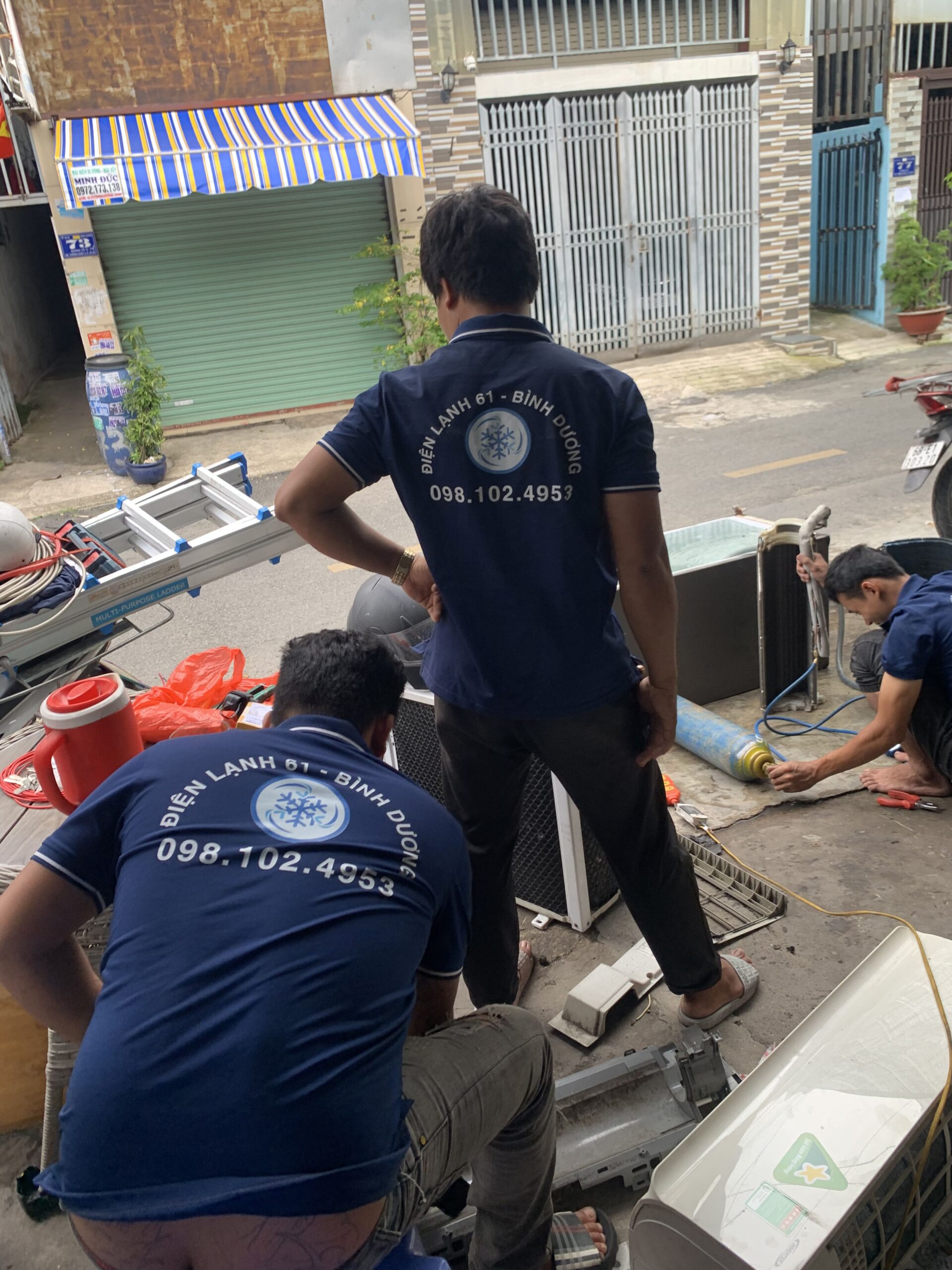 Đội ngũ thợ lành nghề của Điện lạnh 61 luôn sẵn sàng phục vụ vệ sinh, bảo dưỡng máy lạnh tại phường Phú Lợi.