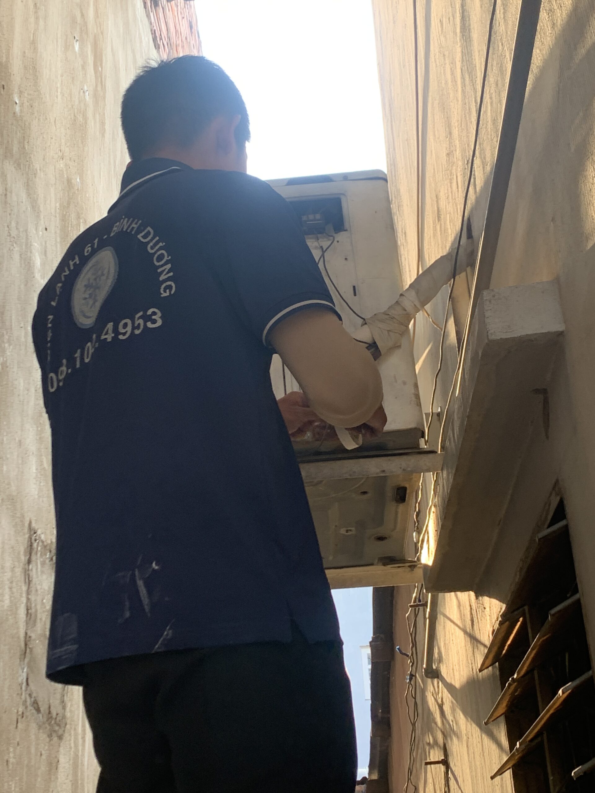 Doi-ngu-tho-lap-may-lanh-thi-cong-thuc-te-tai-khu-dan-cu-An-Phu-Binh-Duong Đội ngũ thợ lắp máy lạnh thi công thực tế tại khu dân cư An Phú Bình Dương