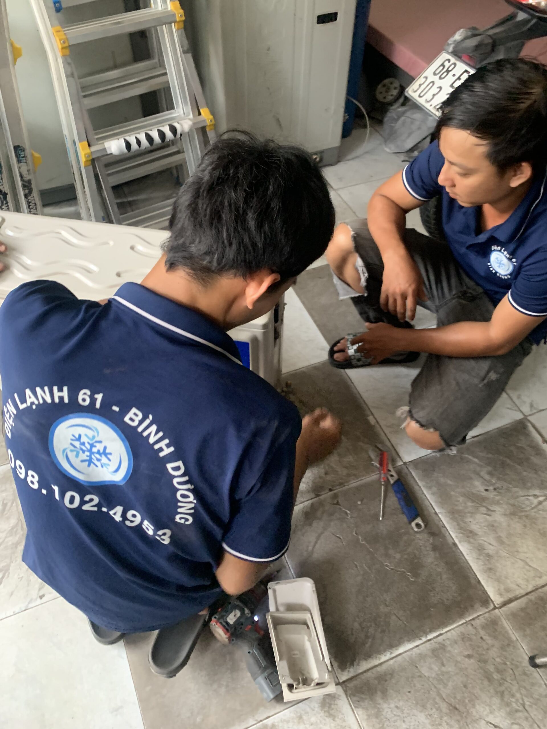Đội ngũ thợ tháo lắp máy lạnh chuyên nghiệp của Điện Lạnh 61 tại khu vực Phú Lợi.