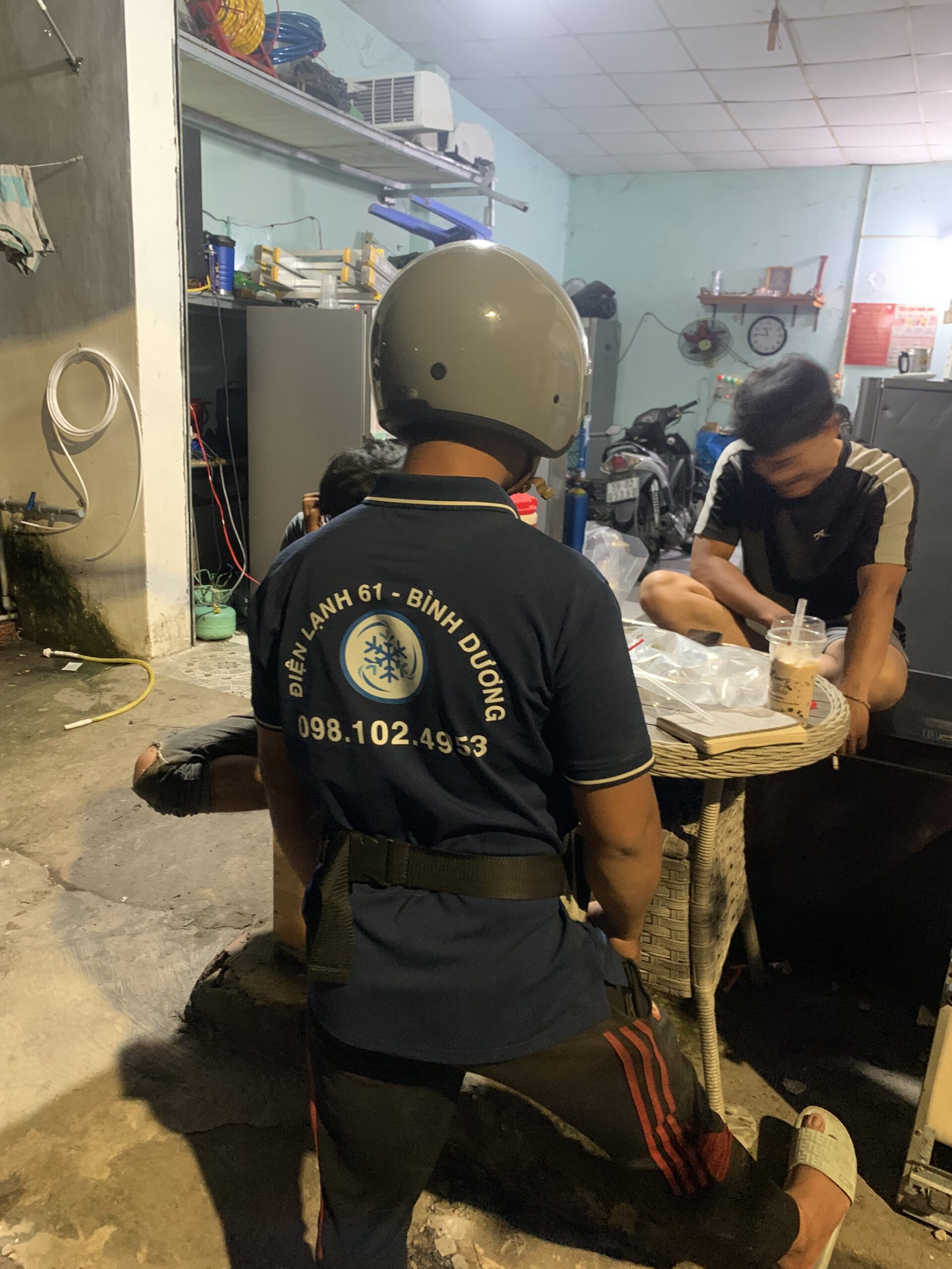 Đội ngũ thợ vệ sinh máy lạnh Thuận Giao của Điện Lạnh 61 chuyên nghiệp, uy tín và có mặt sau 30 phút