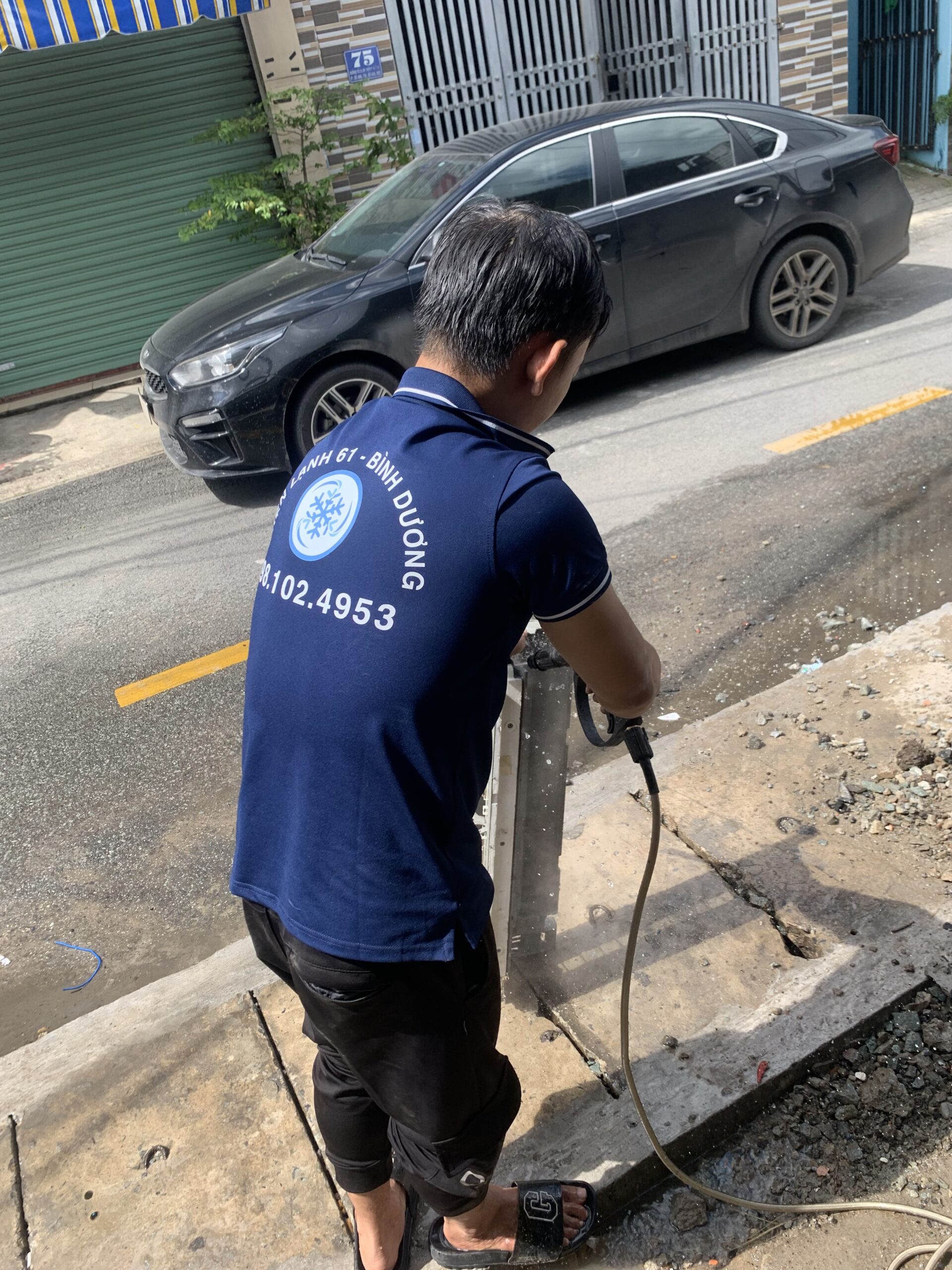 Hiện tượng máy lạnh bị chảy nước là dấu hiệu cần được làm sạch và bảo dưỡng ngay bởi thợ chuyên nghiệp tại Phú Lợi.