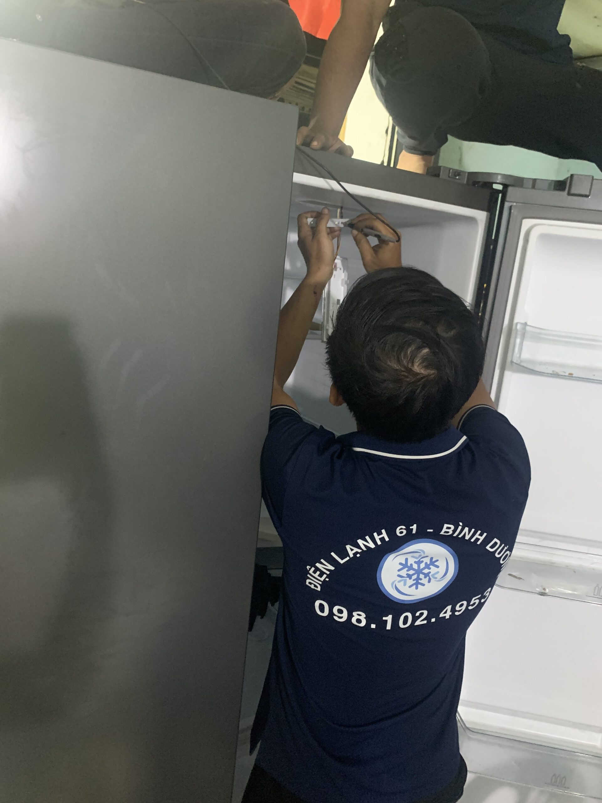 Hiện tượng tủ lạnh bị đóng tuyết cần được khắc phục kịp thời bởi thợ có kinh nghiệm tại Tam Bình.