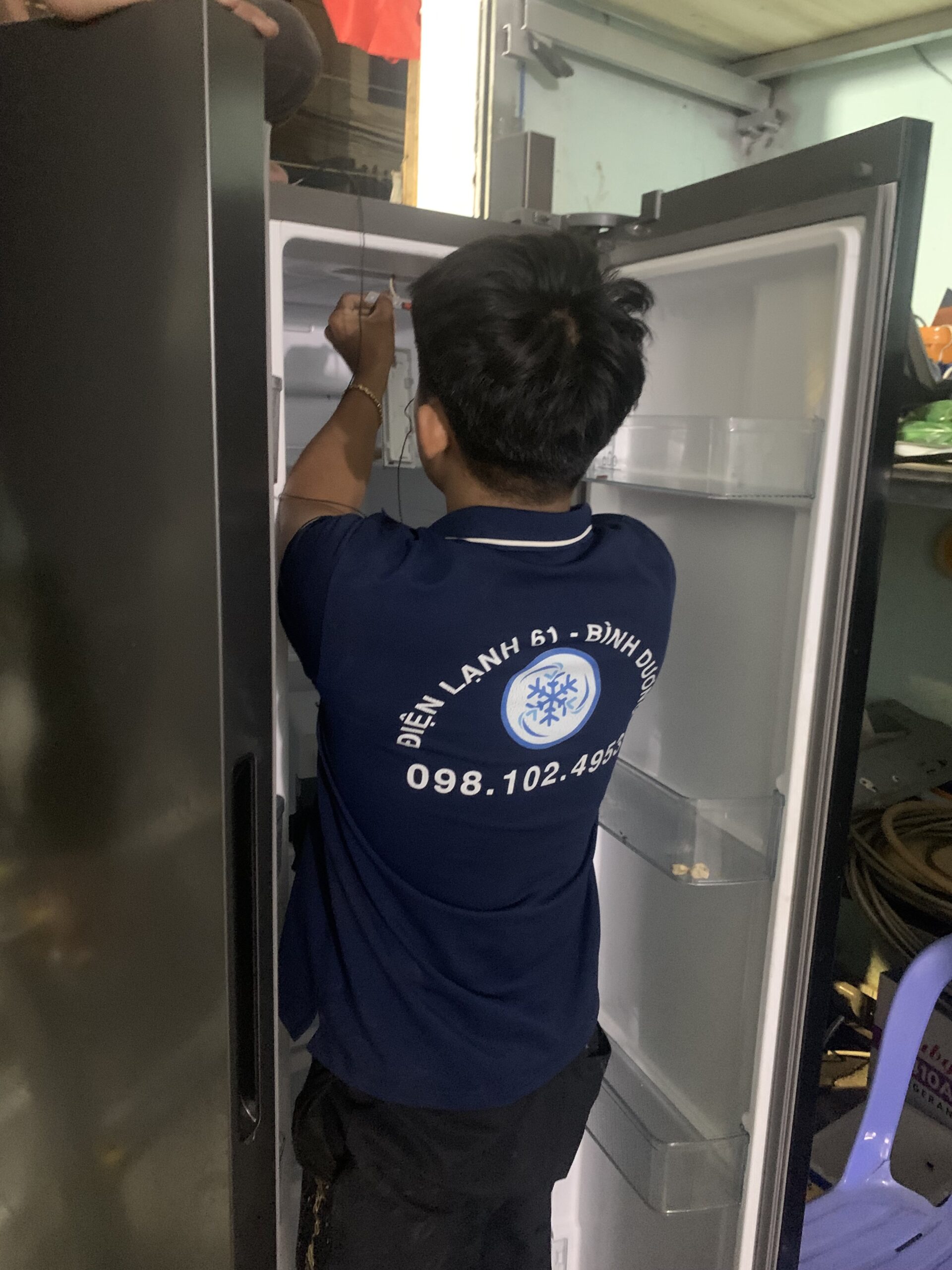Hiện tượng tủ lạnh đóng tuyết cần được sửa chữa ngay bởi thợ chuyên nghiệp tại Phú Lợi để tránh hư hỏng nặng.