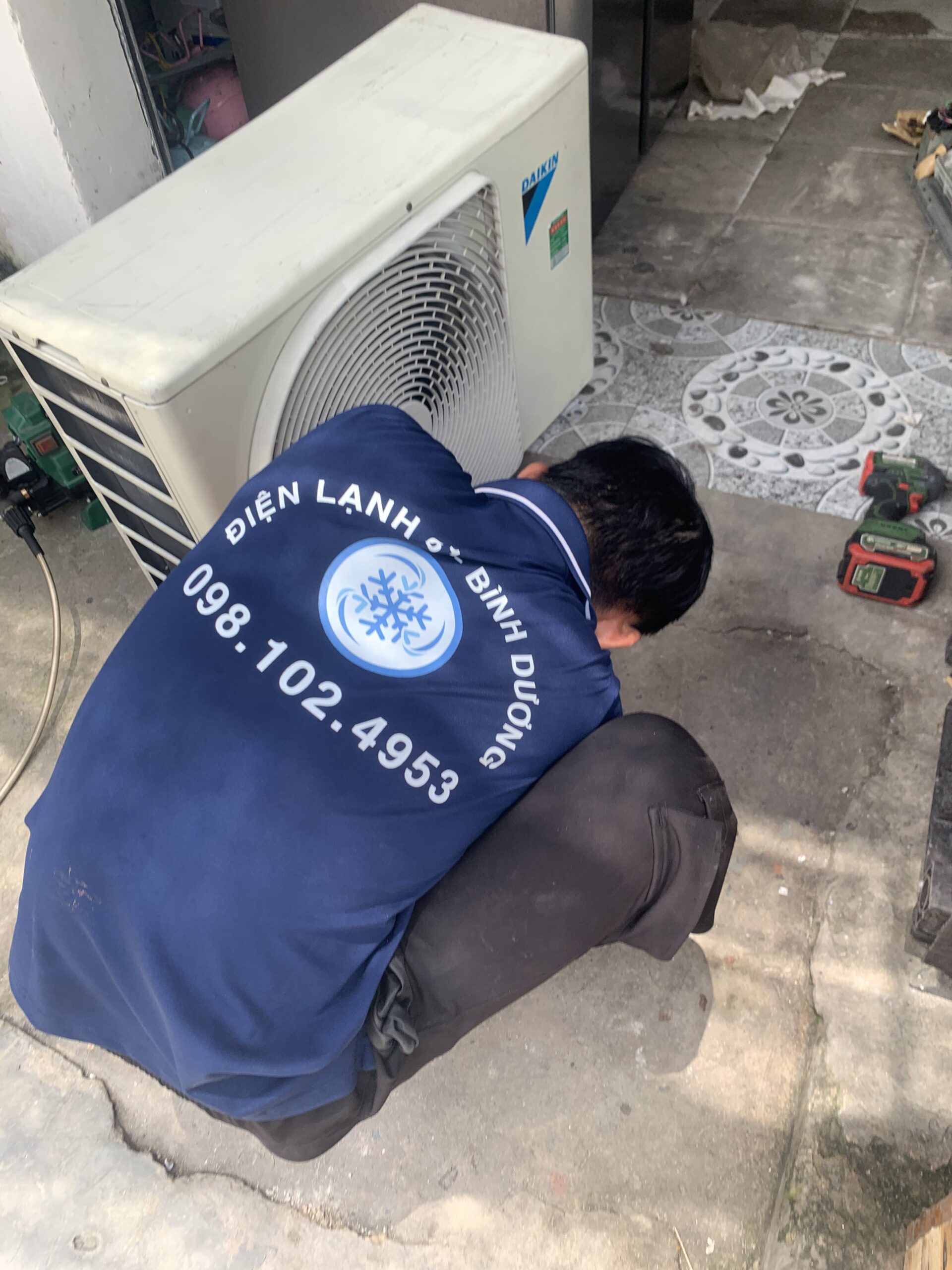 Kiểm tra và nạp gas bổ sung trong quá trình vệ sinh máy lạnh tại Thủ Đức