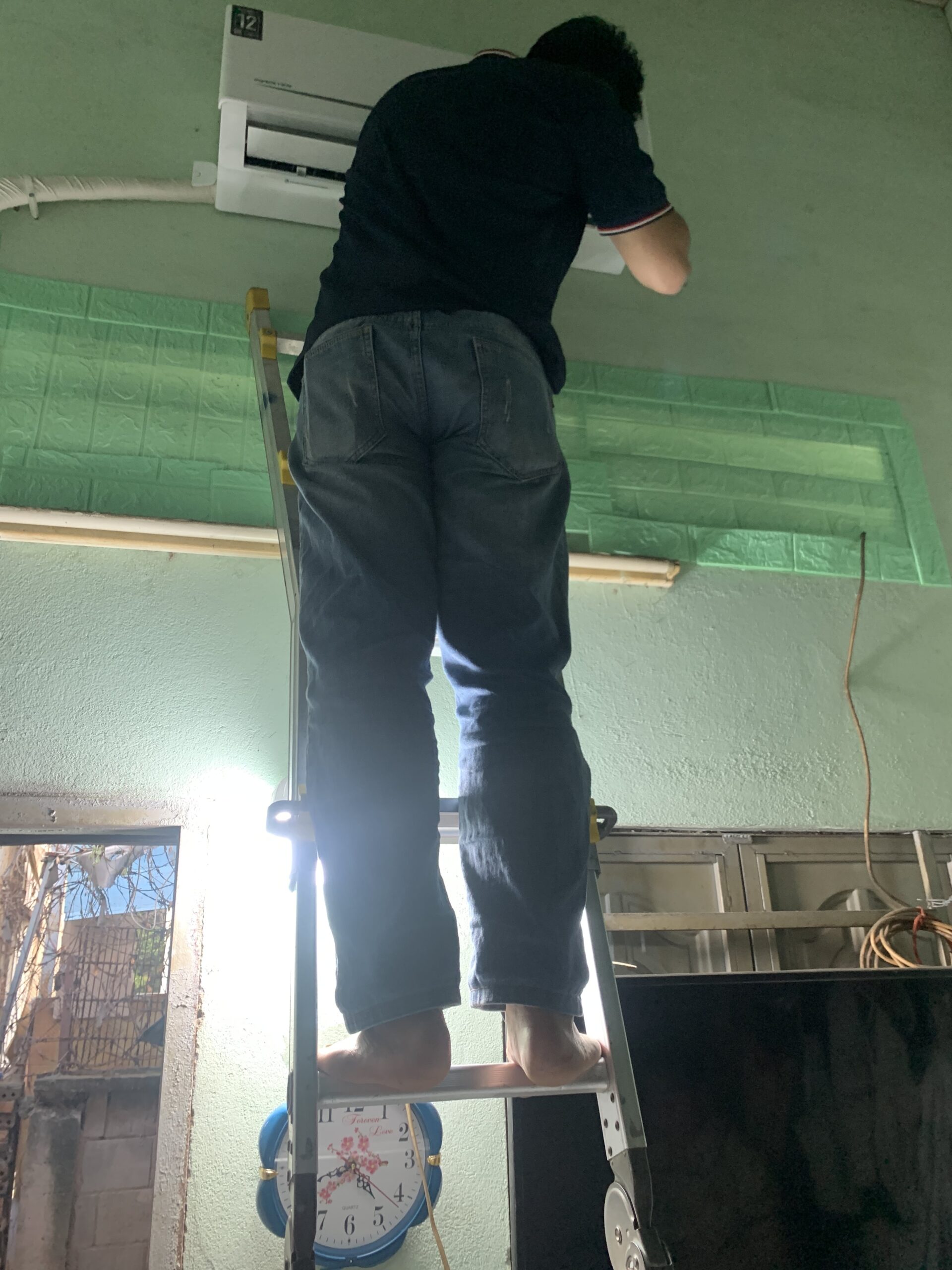 Kiểm tra và vệ sinh quạt tản nhiệt dàn nóng đảm bảo máy vận hành ổn định tại Bình Hòa.