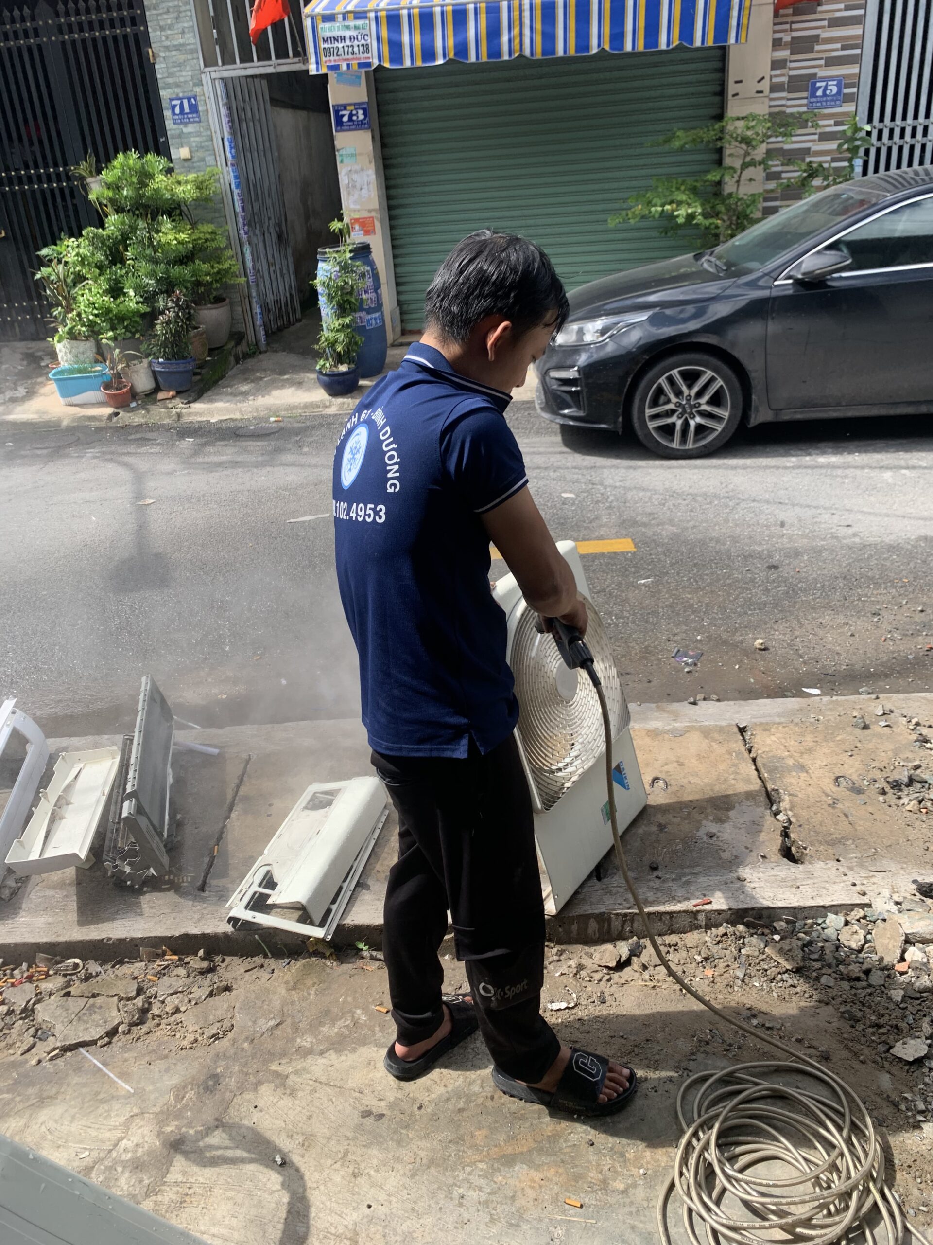 Kỹ thuật Điện Lạnh 61 vệ sinh máy lạnh treo tường tại nhà ở An Phú