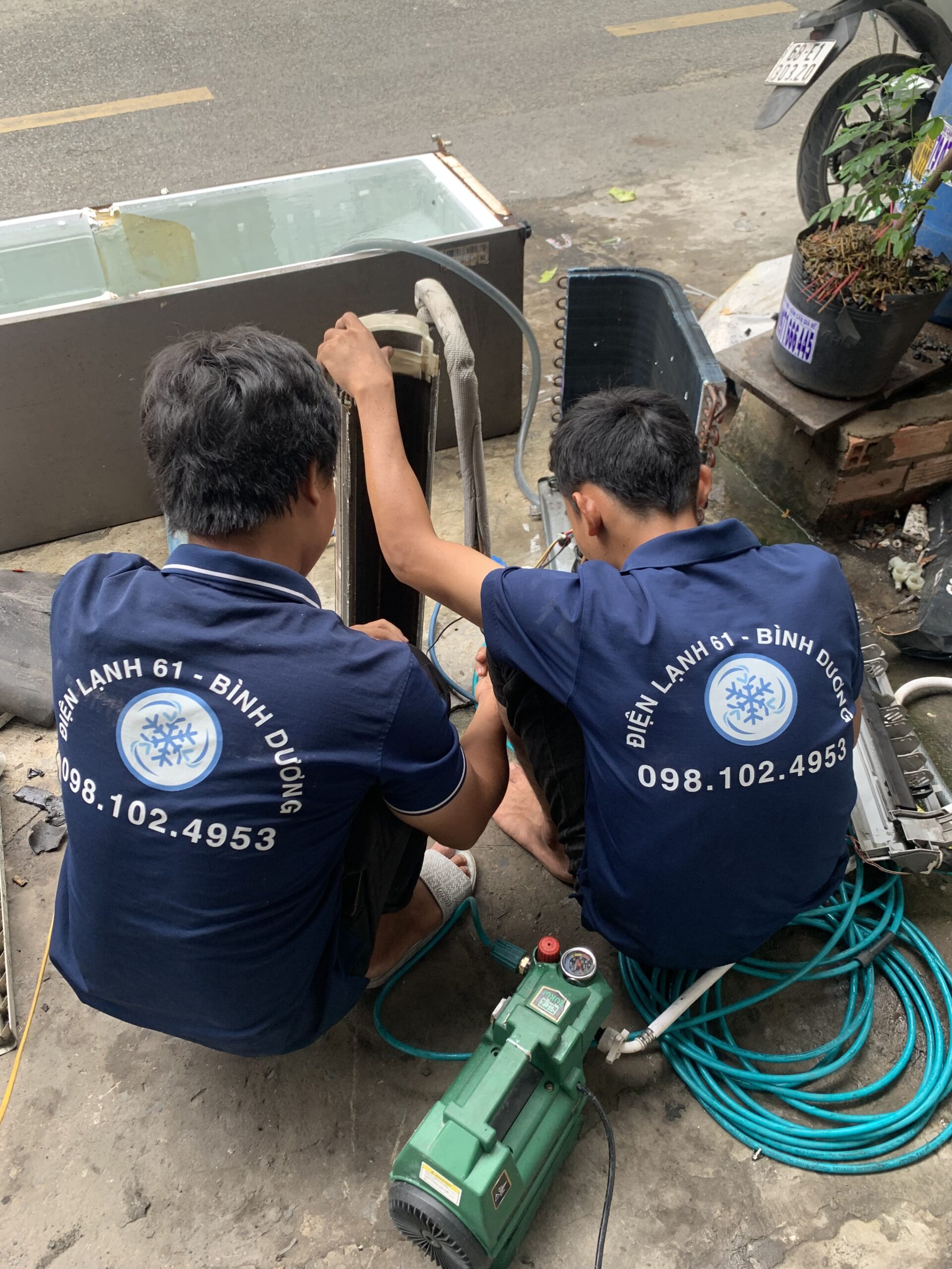 Kỹ thuật viên Điện Lạnh 61 đang kiểm tra dàn lạnh - Dịch vụ sửa máy lạnh Linh Xuân uy tín tại nhà