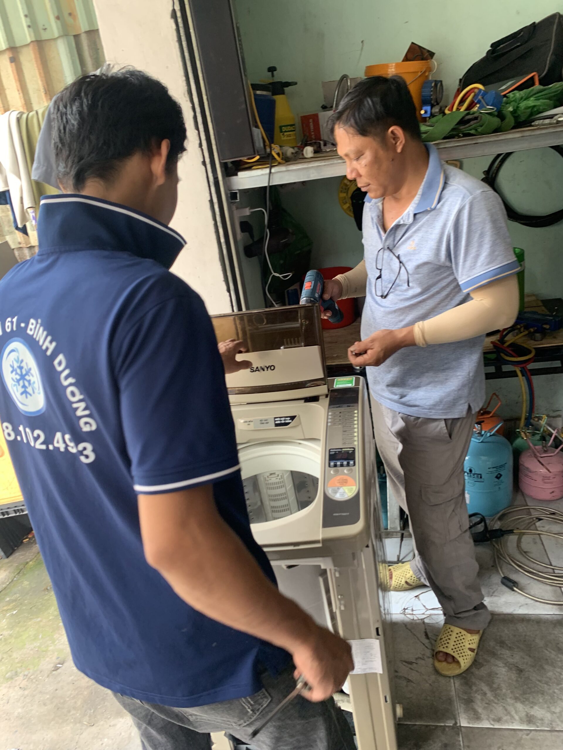 Ky-thuat-vien-Dien-Lanh-61-dang-kiem-tra-may-giat-Dich-vu-sua-may-giat-Tam-Binh-tai-nha Kỹ thuật viên Điện Lạnh 61 đang kiểm tra máy giặt - Dịch vụ sửa máy giặt Tam Bình tại nhà.