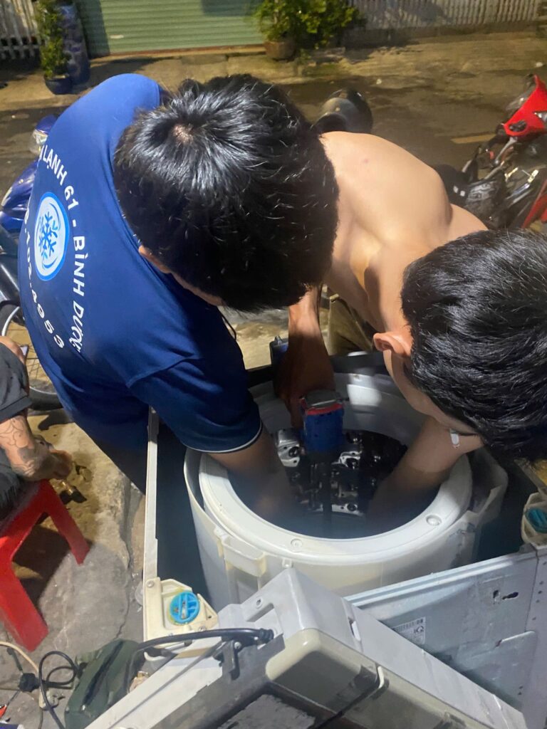 Ky-thuat-vien-Dien-Lanh-61-dang-kiem-tra-may-giat-Dich-vu-sua-may-giat-Thuan-Giao-chuyen-nghiep