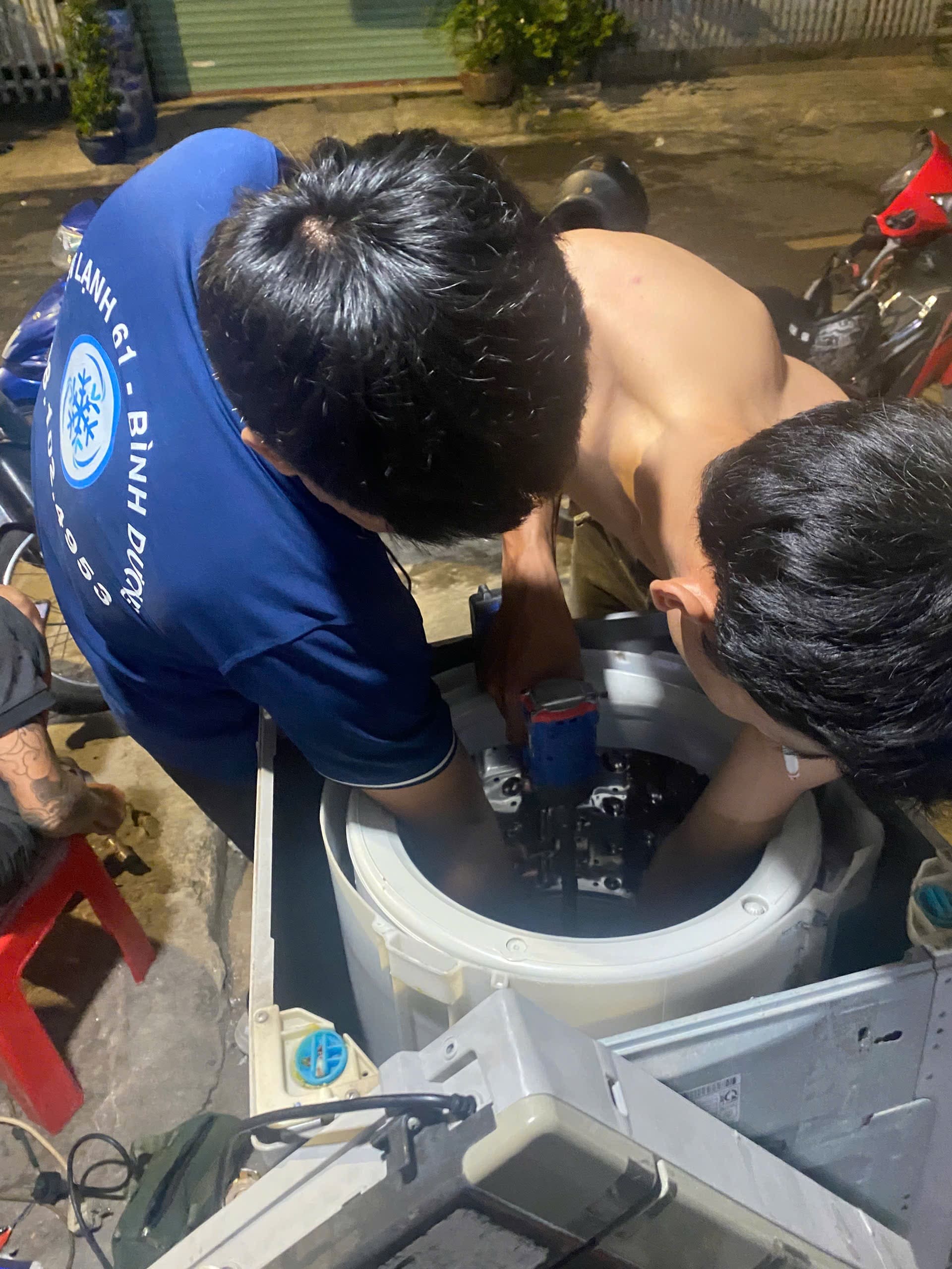 Kỹ thuật viên Điện Lạnh 61 đang kiểm tra máy giặt - Dịch vụ sửa máy giặt Thuận Giao chuyên nghiệp